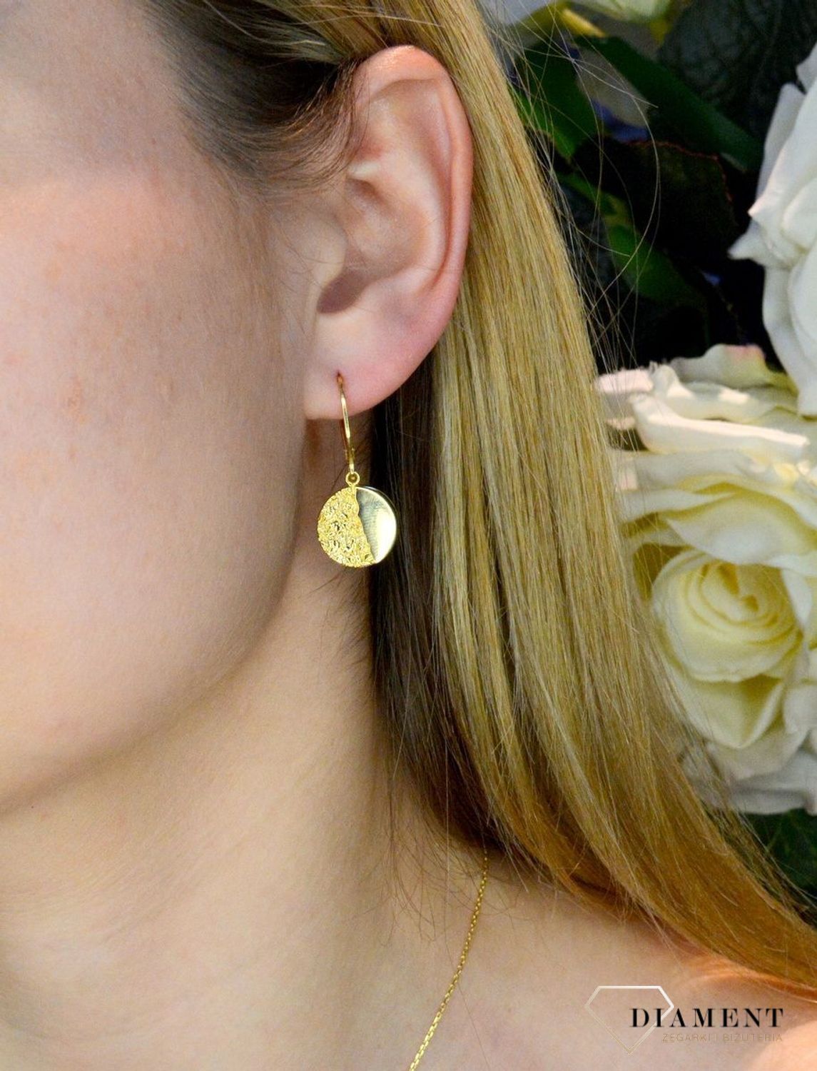 Srebrne kolczyki pozłacane wiszące z efektem pogniecionej blaszki 0712854090. Kolczyki z zapięciem angielskim. Bardzo wygodne i klasyczne zapięcie. Kolczyki można połączyć z pozostała bi (2).jpg