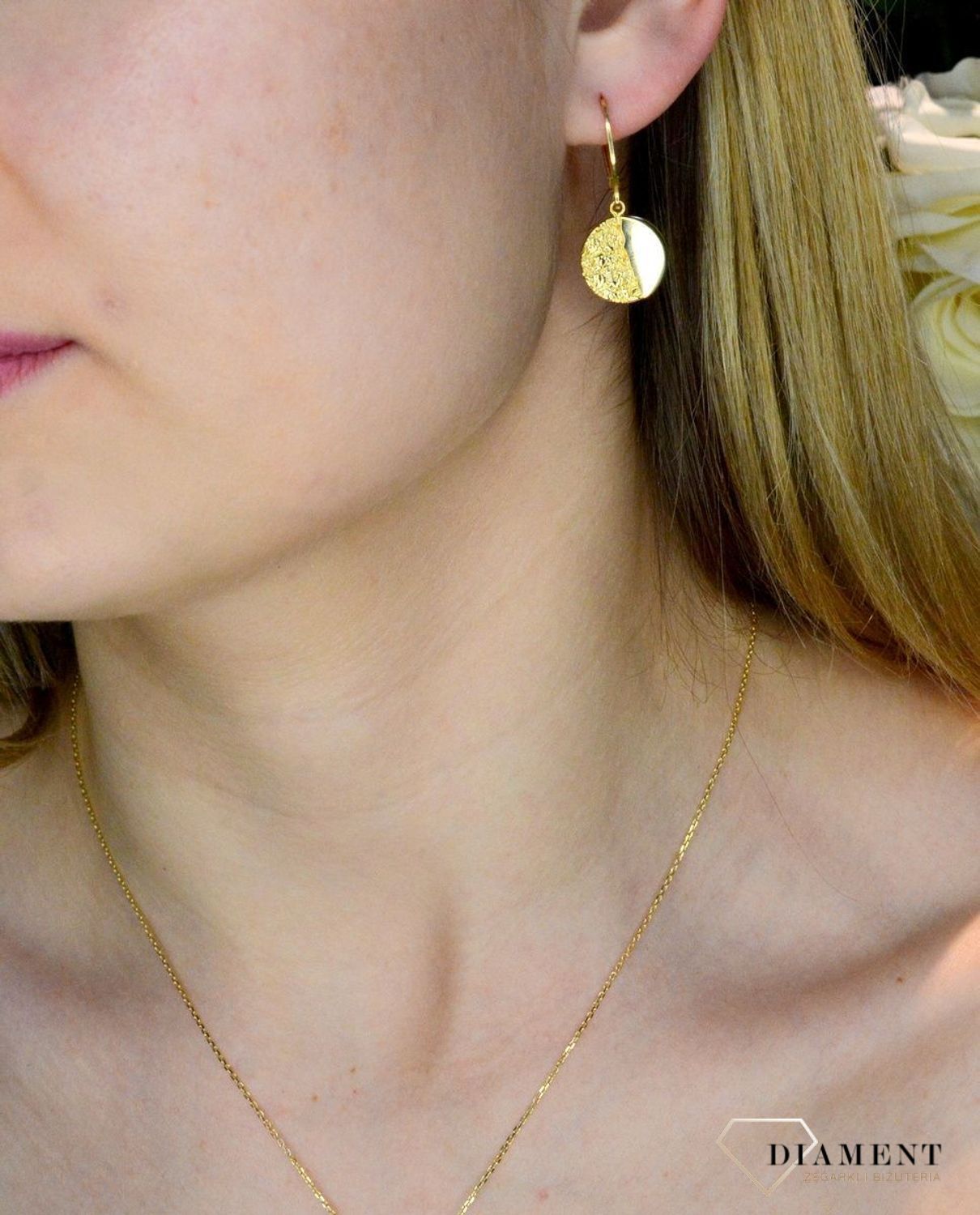 Srebrne kolczyki pozłacane wiszące z efektem pogniecionej blaszki 0712854090. Kolczyki z zapięciem angielskim. Bardzo wygodne i klasyczne zapięcie. Kolczyki można połączyć z pozostała bi (2).jpg