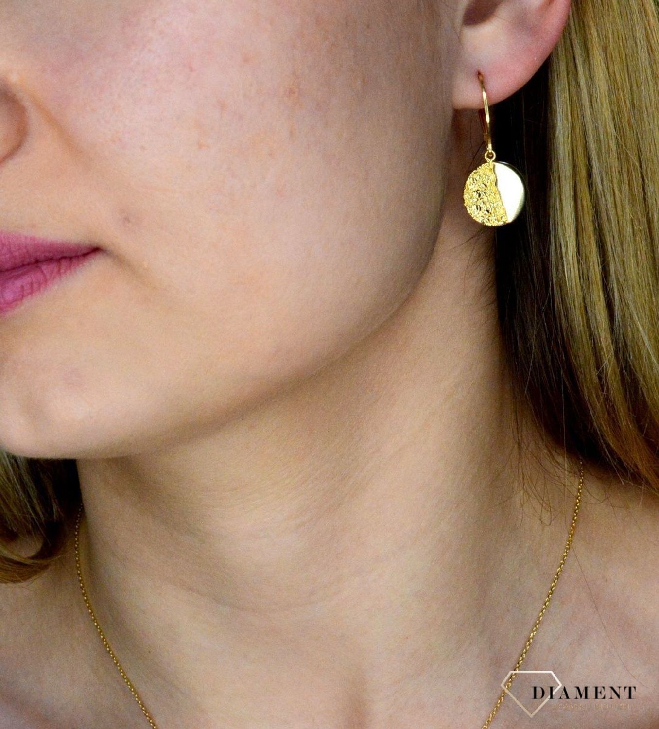 Srebrne kolczyki pozłacane wiszące z efektem pogniecionej blaszki 0712854090. Kolczyki z zapięciem angielskim. Bardzo wygodne i klasyczne zapięcie. Kolczyki można połączyć z pozostała bi (2).jpg