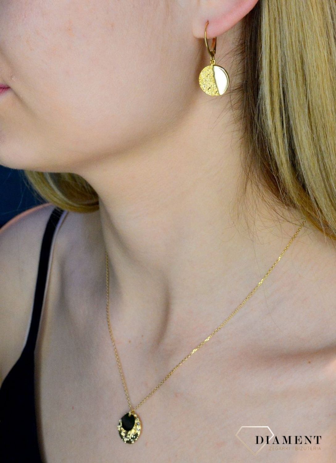 Srebrne kolczyki pozłacane wiszące z efektem pogniecionej blaszki 0712854090. Kolczyki z zapięciem angielskim. Bardzo wygodne i klasyczne zapięcie. Kolczyki można połączyć z pozostała bi (2).jpg