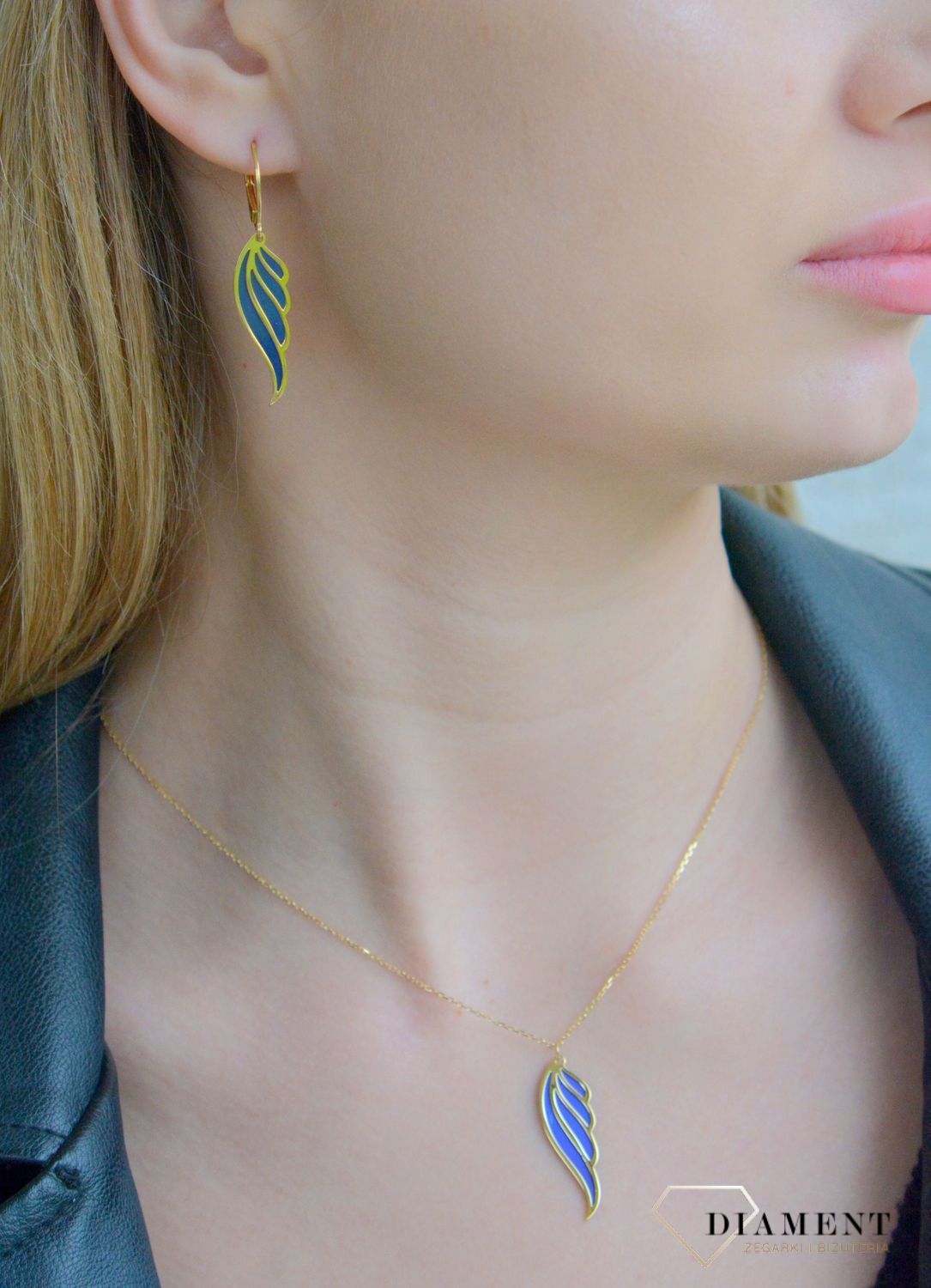 Srebrne kolczyki damskie pozłacane Skrzydła z tytanem 0712864690. Tytanowe kolczyki damskie. Kolczyki srebrne skrzydło. Kolczyki na zapięcie angielskie. Kolczyki damskie ze wzorem skrzydła. Kolczyki srebrne damskie na prezent..jpg