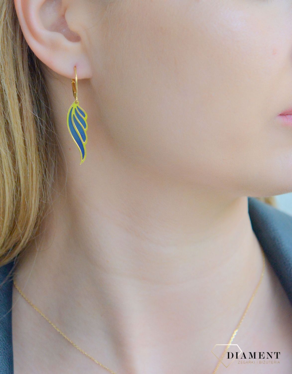 Srebrne kolczyki damskie pozłacane Skrzydła z tytanem 0712864690. Tytanowe kolczyki damskie. Kolczyki srebrne skrzydło. Kolczyki na zapięcie angielskie. Kolczyki damskie ze wzorem skrzydła. Kolczyki srebrne damskie na prezent..jpg