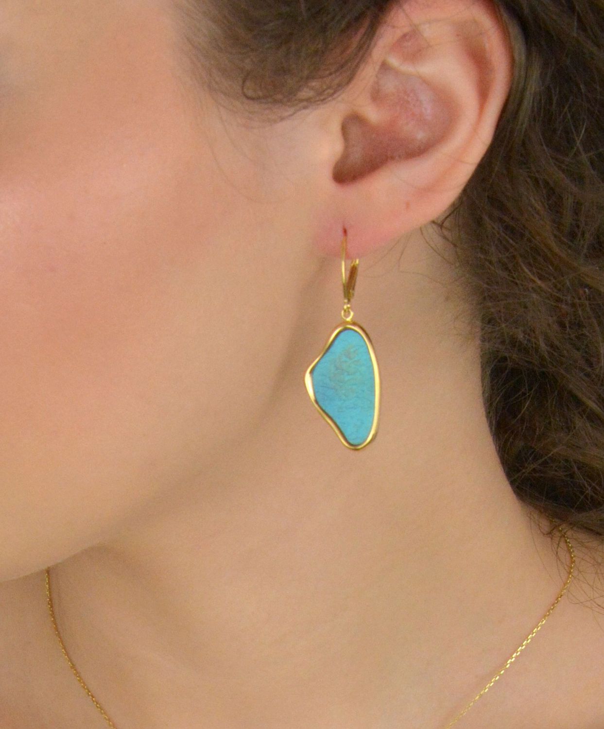 Kolczyki damskie wiszące srebro 925 pozłacane zdobione niebieskim tytanem 0712867596 Te kolczyki wiszące to połączenie elegancji i nowoczesności. Wykonane z srebra próby 925 i pozłacane.1.jpg