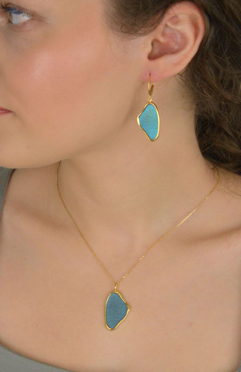 Kolczyki damskie wiszące srebro 925 pozłacane zdobione niebieskim tytanem 0712867596 Te kolczyki wiszące to połączenie elegancji i nowoczesności. Wykonane z srebra próby 925 i pozłacane.1.jpg