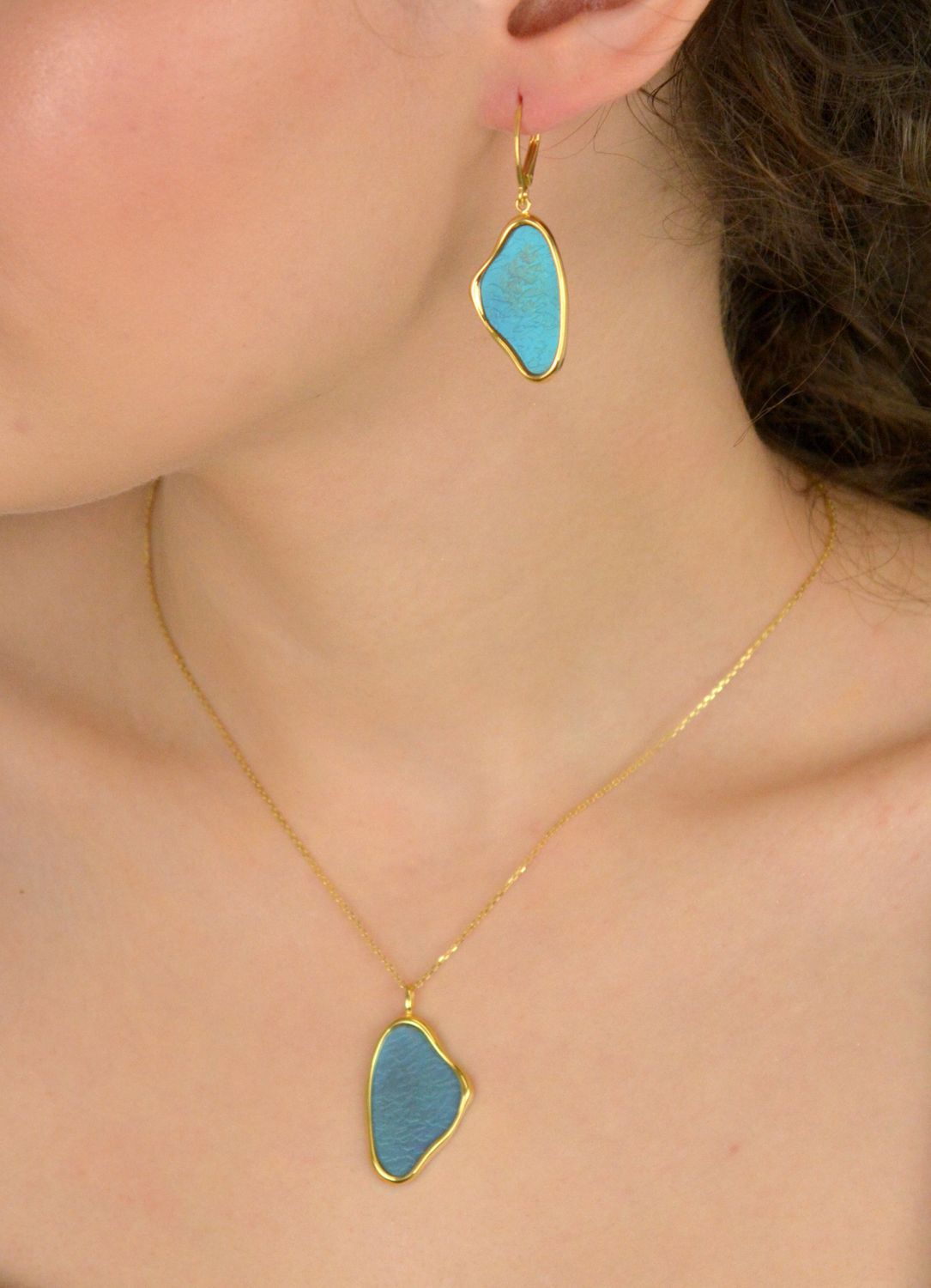 Kolczyki damskie wiszące srebro 925 pozłacane zdobione niebieskim tytanem 0712867596 Te kolczyki wiszące to połączenie elegancji i nowoczesności. Wykonane z srebra próby 925 i pozłacane.1.jpg