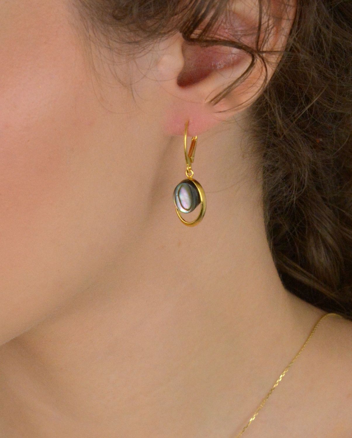 Kolczyki damskie wiszące srebrne pozłacane zdobione muszlą próba 925, 0712873790 Wyjątkowe kolczyki damskie wiszące wykonane z srebra próby 925 i pokryte 1.jpg