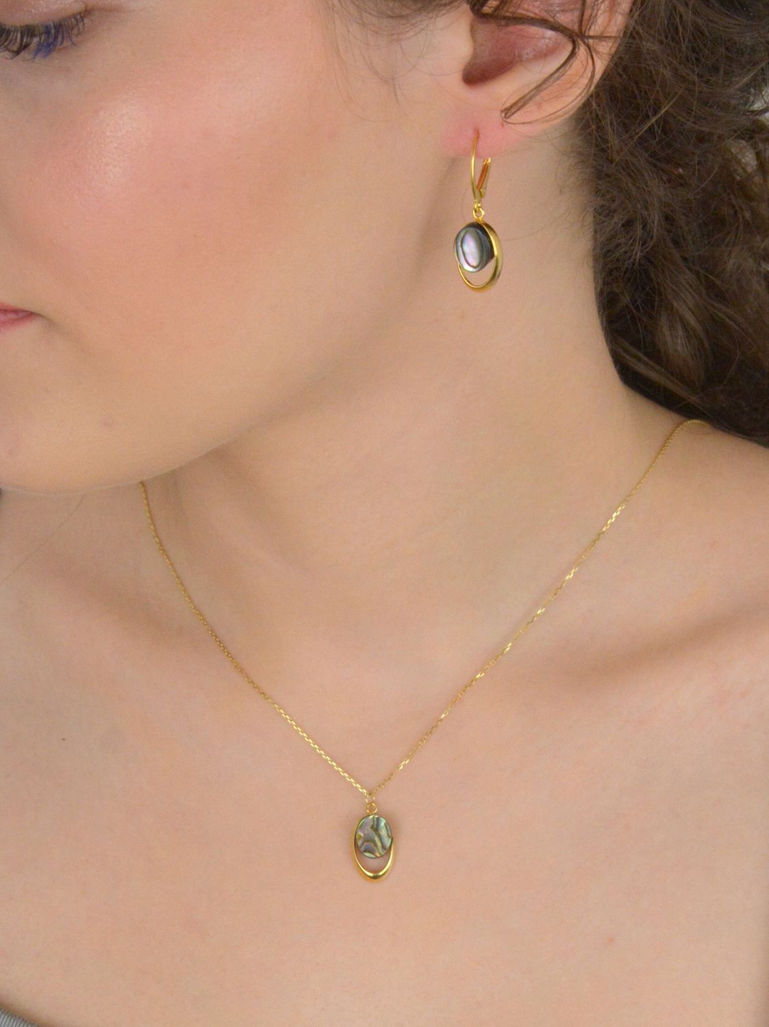 Kolczyki damskie wiszące srebrne pozłacane zdobione muszlą próba 925, 0712873790 Wyjątkowe kolczyki damskie wiszące wykonane z srebra próby 925 i pokryte 1.jpg