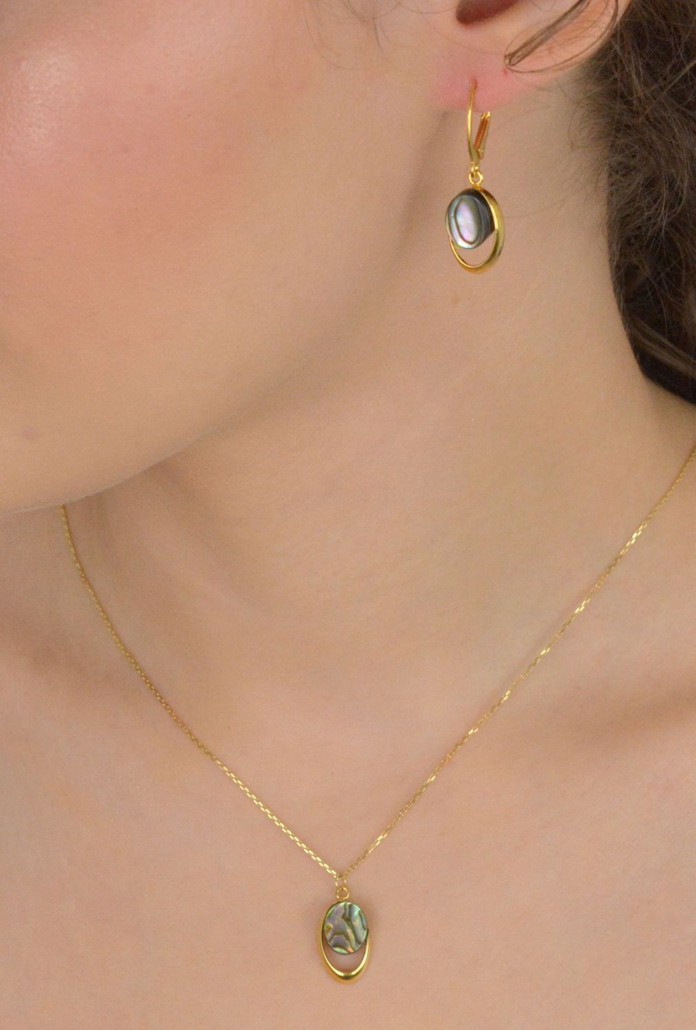 Kolczyki damskie wiszące srebrne pozłacane zdobione muszlą próba 925, 0712873790 Wyjątkowe kolczyki damskie wiszące wykonane z srebra próby 925 i pokryte 1.jpg