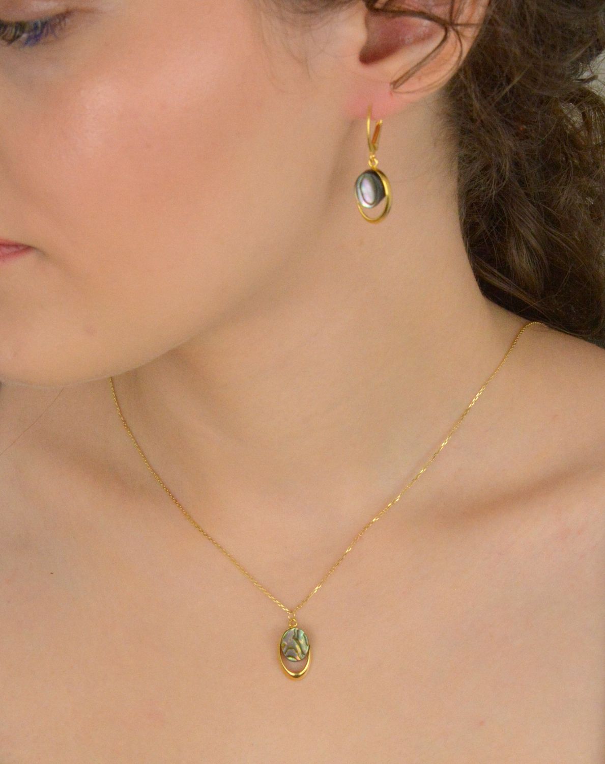 Kolczyki damskie wiszące srebrne pozłacane zdobione muszlą próba 925, 0712873790 Wyjątkowe kolczyki damskie wiszące wykonane z srebra próby 925 i pokryte 1.jpg