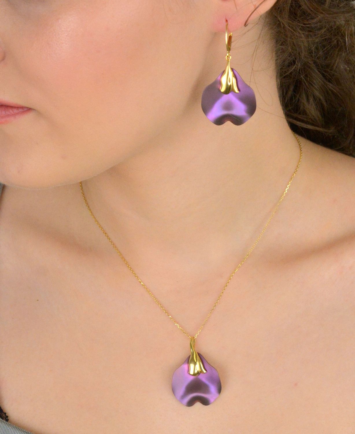 Kolczyki damskie wiszące tytan zapięcie ang. pozłacane próba 925, 0712876498 Te eleganckie kolczyki wiszące wykonane z tytanu łączą w sobie subtelną nowoczesność z klasycznym wykończeniem1.jpg