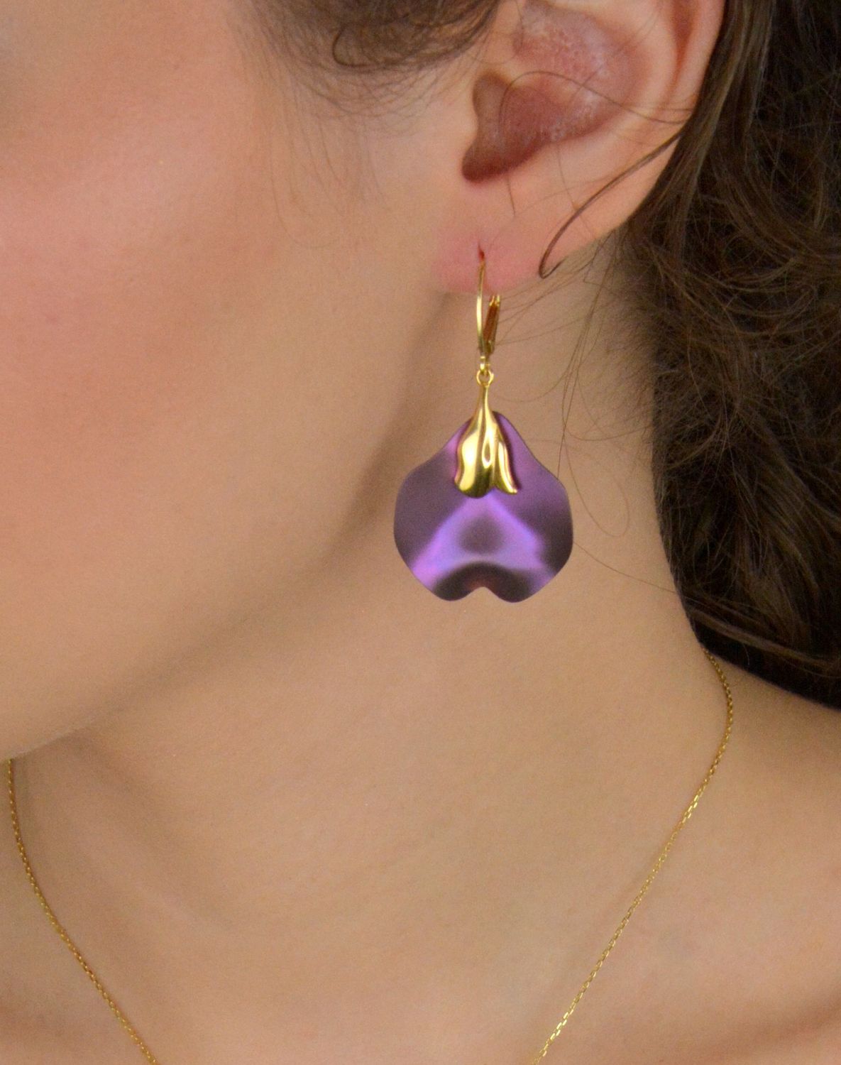 Kolczyki damskie wiszące tytan zapięcie ang. pozłacane próba 925, 0712876498 Te eleganckie kolczyki wiszące wykonane z tytanu łączą w sobie subtelną nowoczesność z klasycznym wykończeniem1.jpg