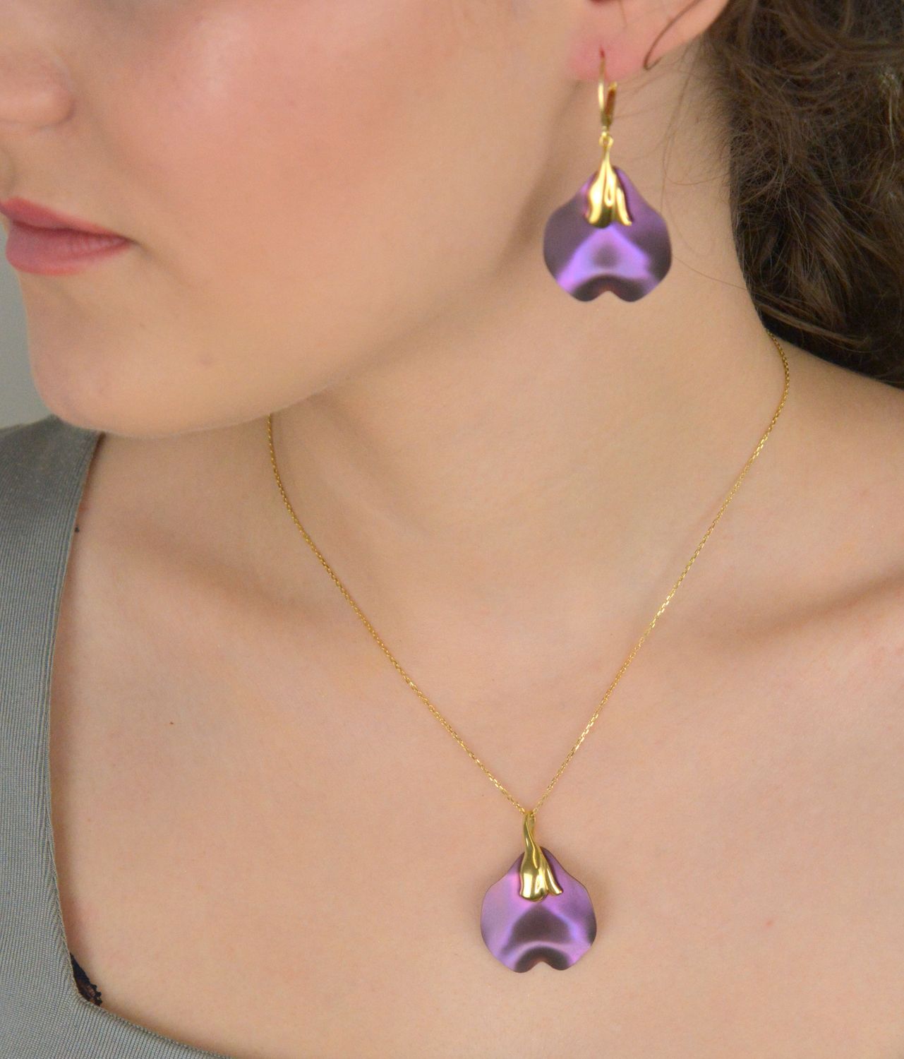 Kolczyki damskie wiszące tytan zapięcie ang. pozłacane próba 925, 0712876498 Te eleganckie kolczyki wiszące wykonane z tytanu łączą w sobie subtelną nowoczesność z klasycznym wykończeniem1.jpg