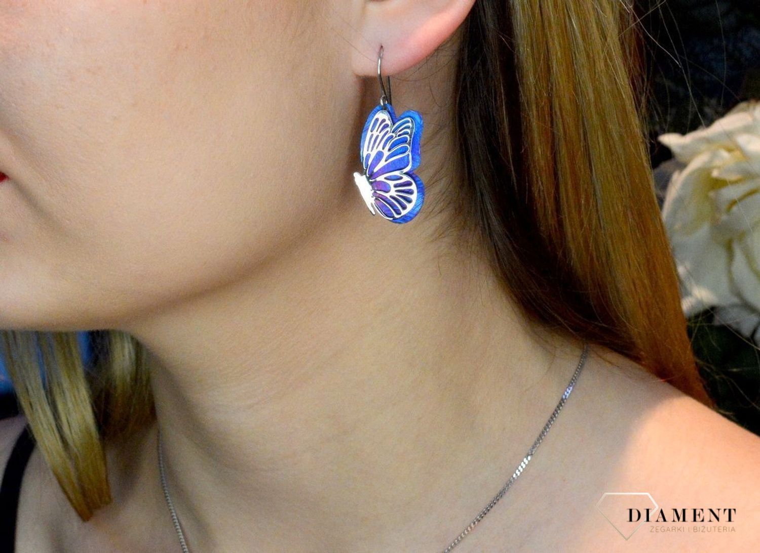 Kolczyki srebrne damskie wiszące motylki z niebieskim tytanem 0714750600. Srebrne kolczyki przeciągane w oryginalnym i ponadczasowym kształcie. Kolczyki zostały wykonane z tytanu. Bardzo modne kolczyki to idealny pomysł na p (1).jpg