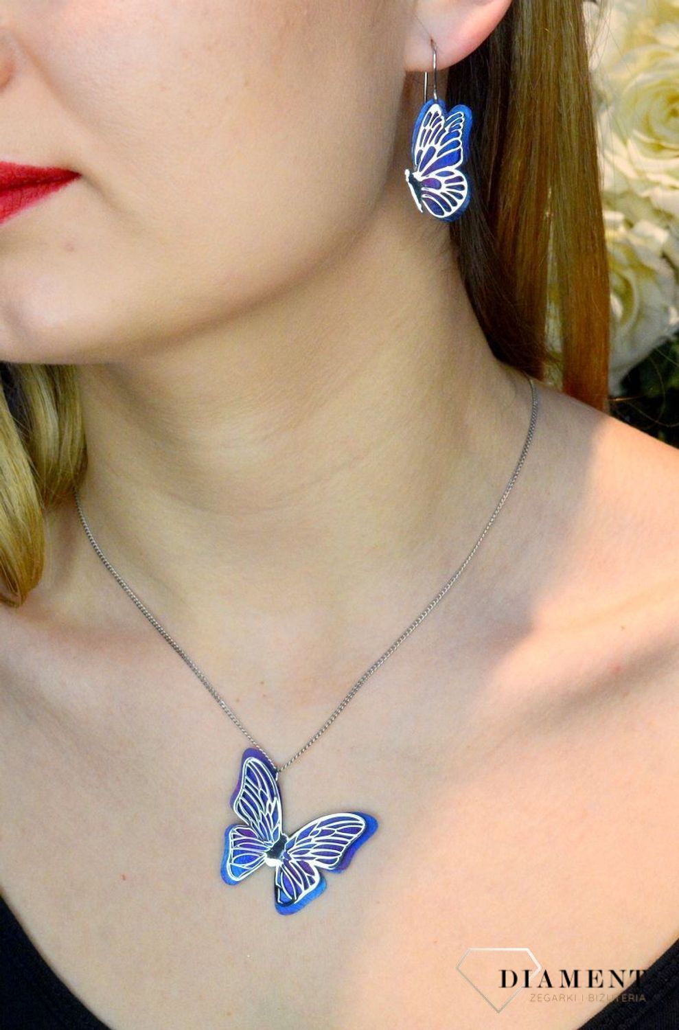 Kolczyki srebrne damskie wiszące motylki z niebieskim tytanem 0714750600. Srebrne kolczyki przeciągane w oryginalnym i ponadczasowym kształcie. Kolczyki zostały wykonane z tytanu. Bardzo modne kolczyki to idealny pomysł na p (1).jpg