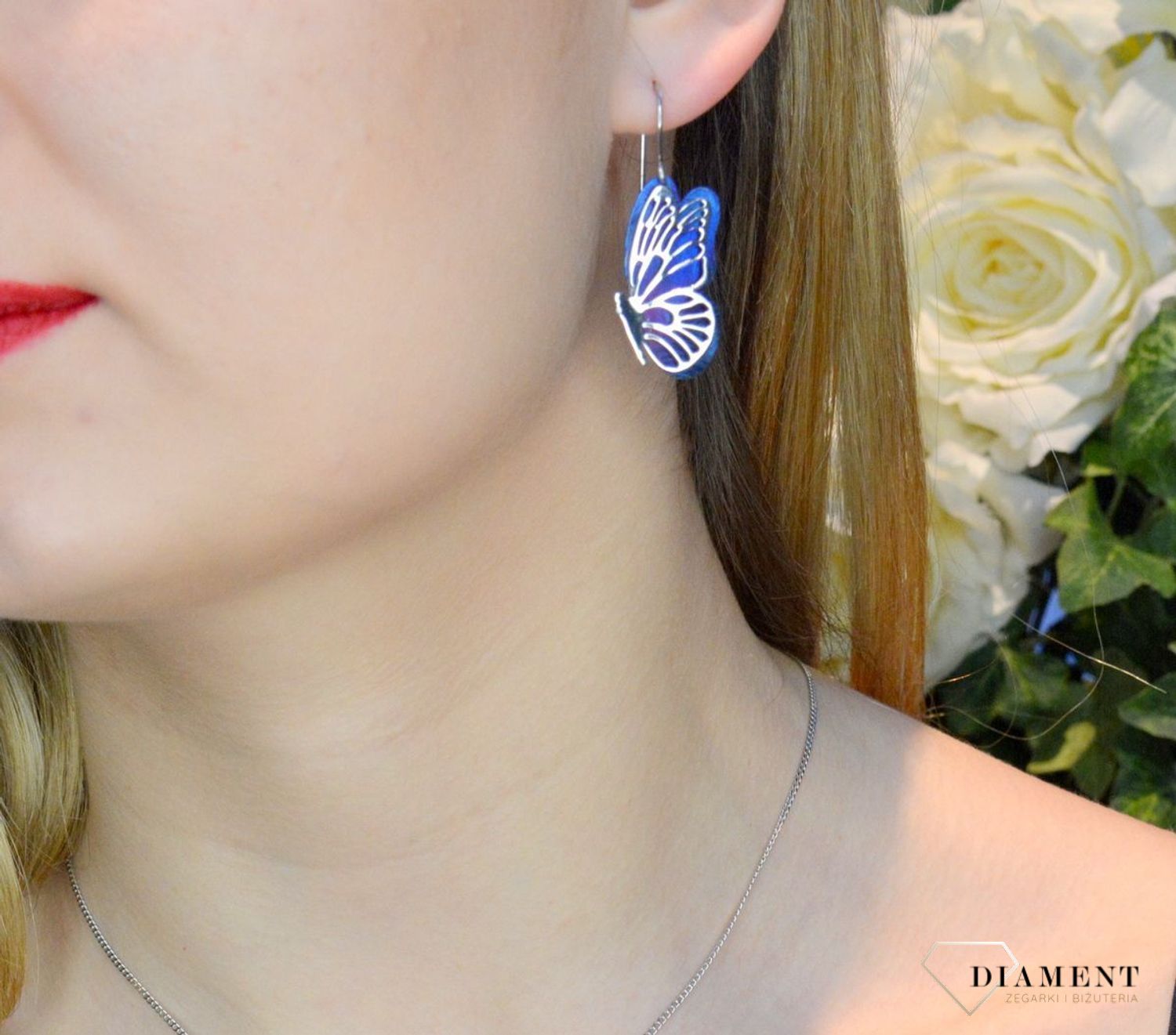 Kolczyki srebrne damskie wiszące motylki z niebieskim tytanem 0714750600. Srebrne kolczyki przeciągane w oryginalnym i ponadczasowym kształcie. Kolczyki zostały wykonane z tytanu. Bardzo modne kolczyki to idealny pomysł na p (1).jpg