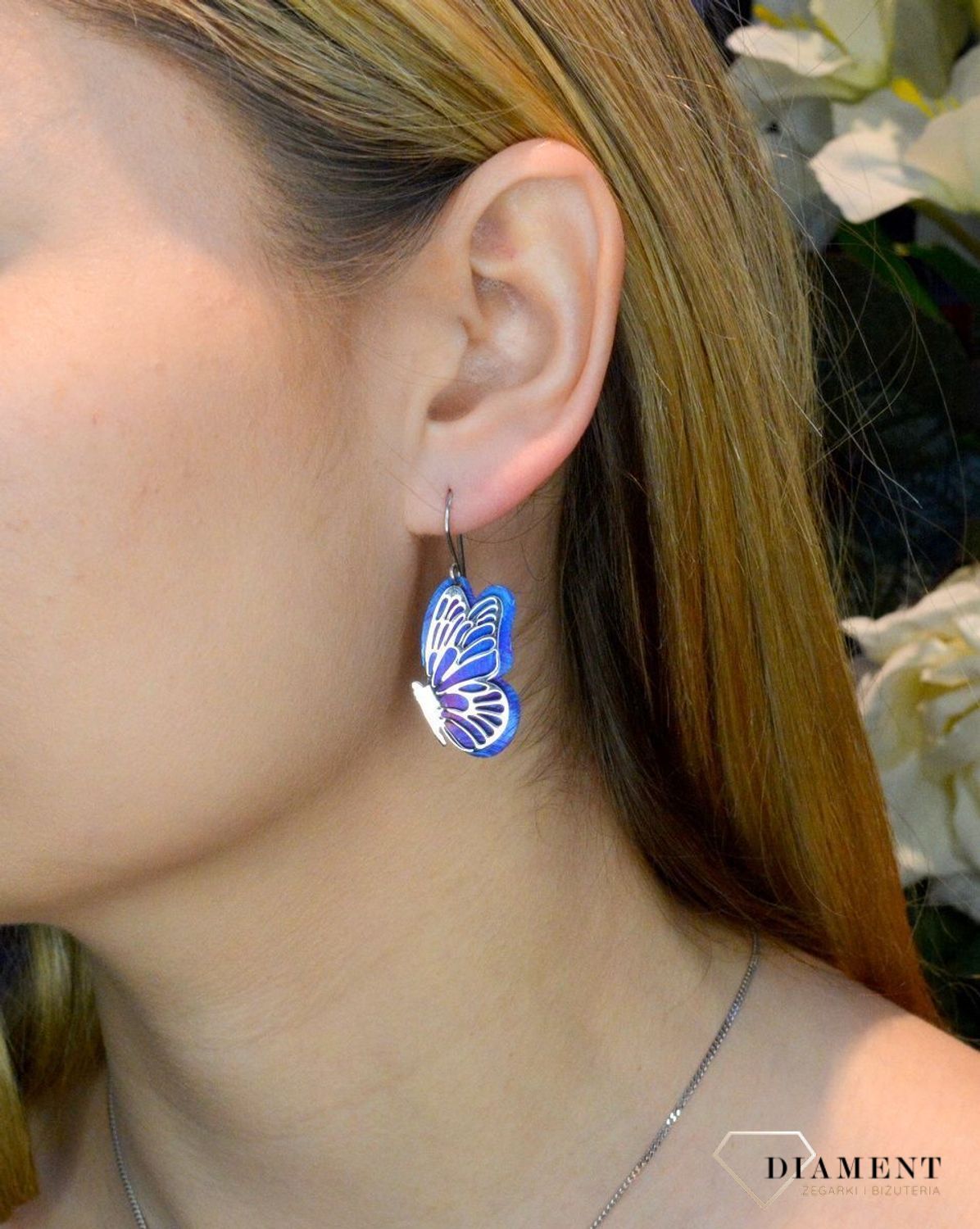 Kolczyki srebrne damskie wiszące motylki z niebieskim tytanem 0714750600. Srebrne kolczyki przeciągane w oryginalnym i ponadczasowym kształcie. Kolczyki zostały wykonane z tytanu. Bardzo modne kolczyki to idealny pomysł na p (1).jpg