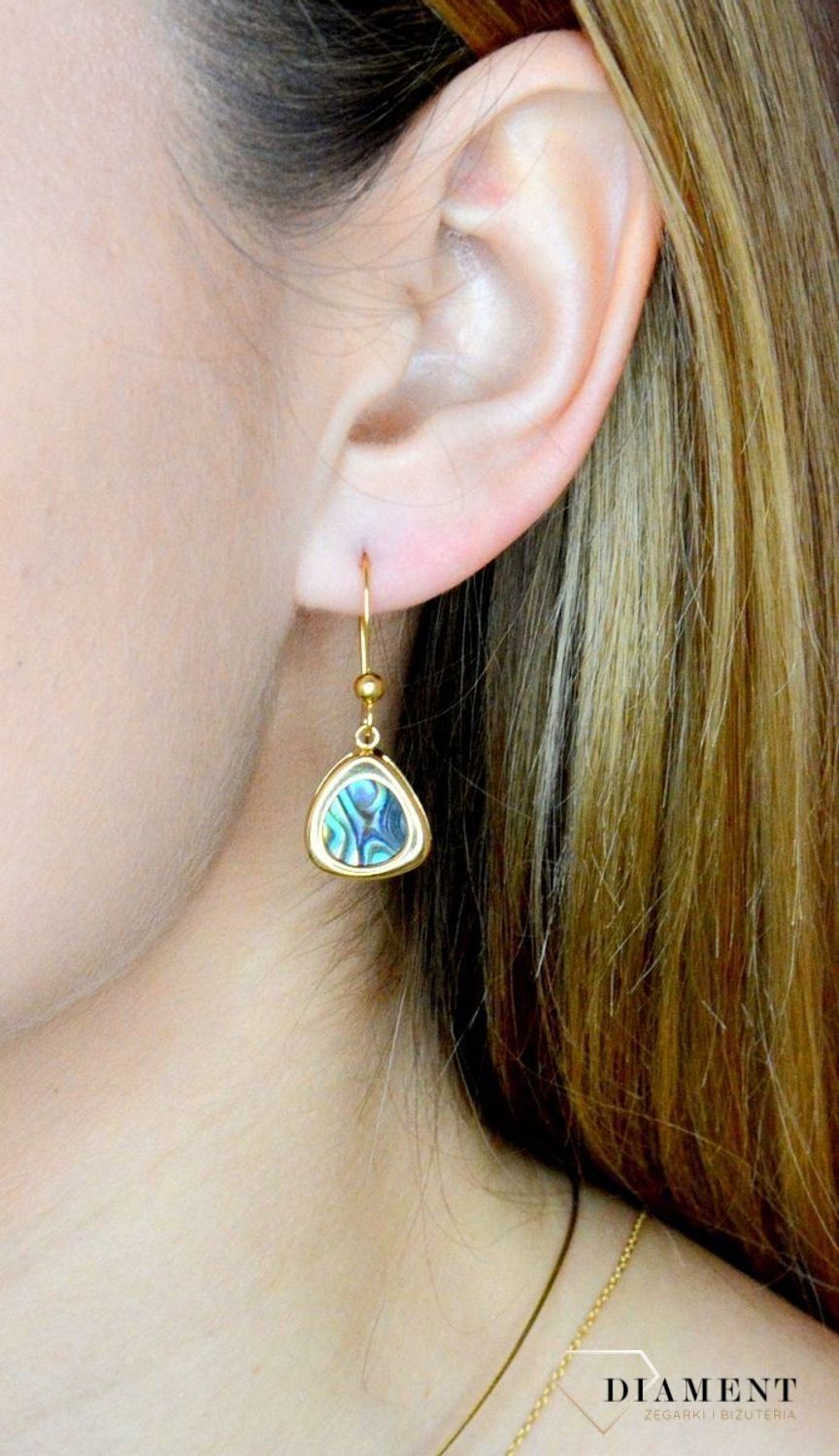 Srebrne kolczyki wiszące pokryte złotem z muszlą naturalną 0714858190.  Kolczyki o nieregularnym kształcie z muszlą naturalną to doskonała propozycja dla osób szukających modnych, minimalistycznych dodatków. Kolczyki z wygodnym zapię.jpg