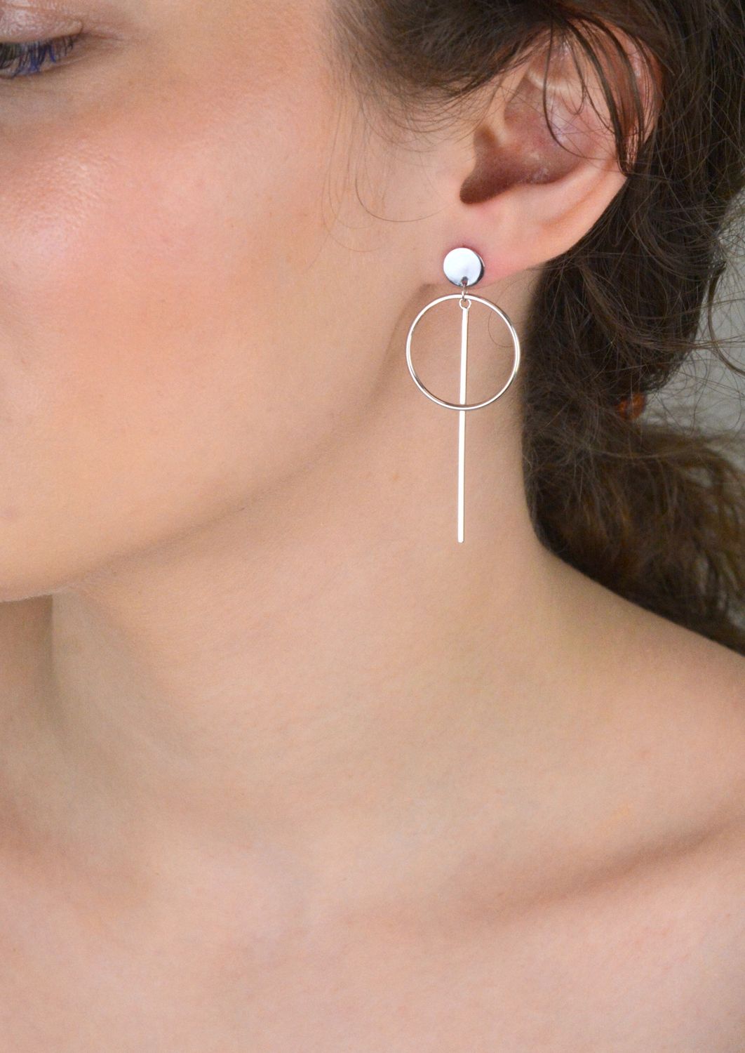 Kolczyki srebrne wiszące kółeczka z patyczkiem próba 925, 0717021800 Eleganckie, a zarazem z nutą artystycznej swobody – te srebrne kolczyki to propozycja dla kobiet, które lubią nowoczesne 1.jpg