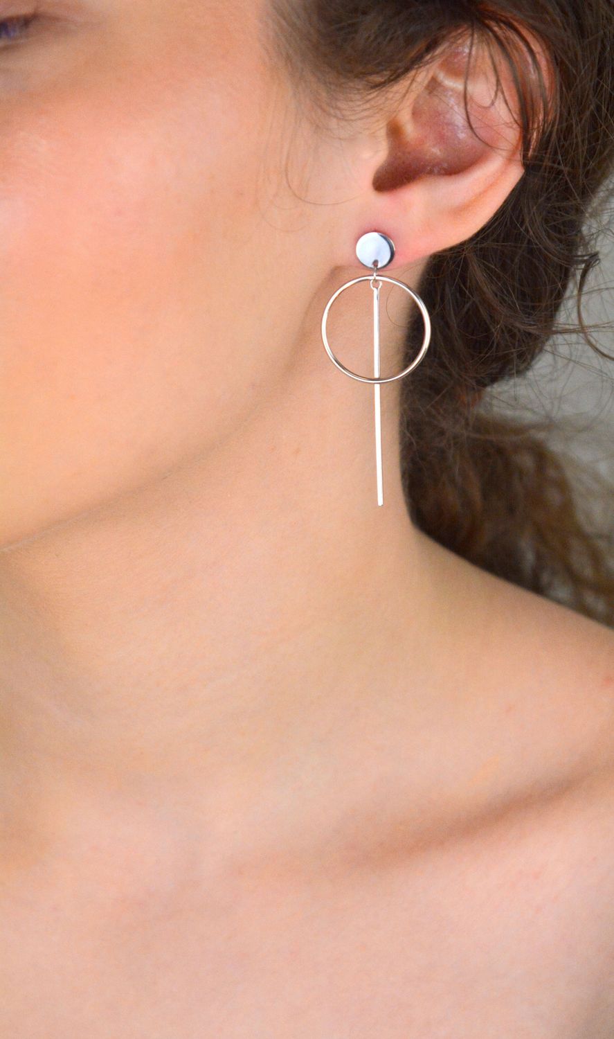 Kolczyki srebrne wiszące kółeczka z patyczkiem próba 925, 0717021800 Eleganckie, a zarazem z nutą artystycznej swobody – te srebrne kolczyki to propozycja dla kobiet, które lubią nowoczesne 1.jpg