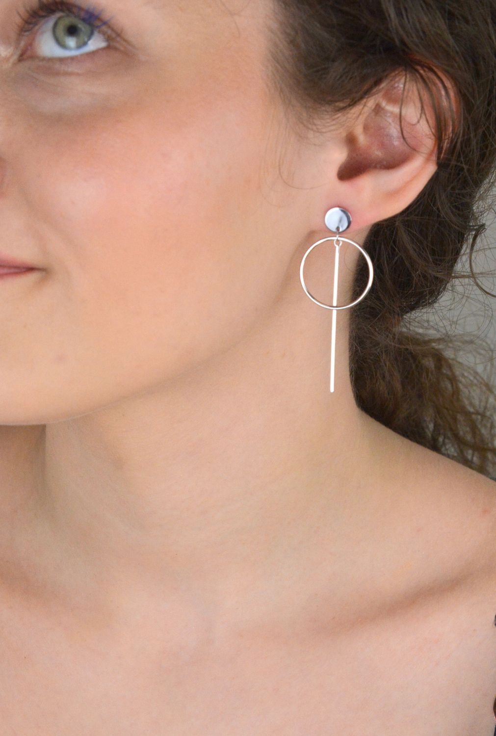 Kolczyki srebrne wiszące kółeczka z patyczkiem próba 925, 0717021800 Eleganckie, a zarazem z nutą artystycznej swobody – te srebrne kolczyki to propozycja dla kobiet, które lubią nowoczesne 1.jpg