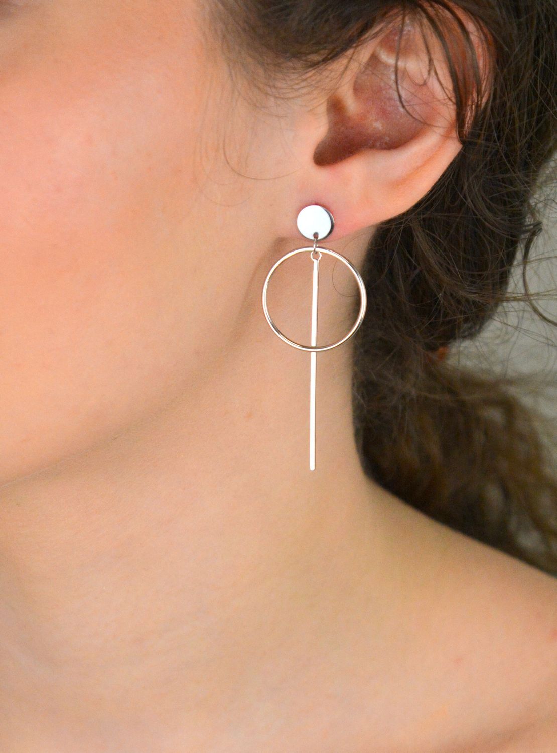 Kolczyki srebrne wiszące kółeczka z patyczkiem próba 925, 0717021800 Eleganckie, a zarazem z nutą artystycznej swobody – te srebrne kolczyki to propozycja dla kobiet, które lubią nowoczesne 1.jpg