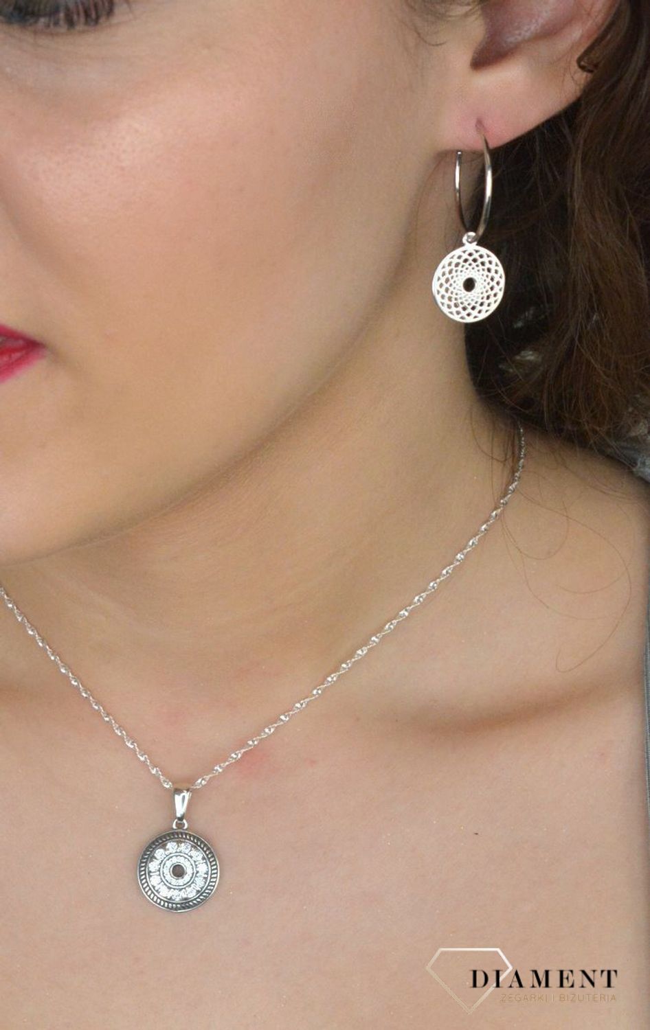 Kolczyki srebrne kółka z zawieszką ażurową pr 925, 0717029601 Srebrne kolczyki zostały wykonane z najwyższej jakości srebra próby 925. Kolczyki koła klasyczne o gładkiej 2.jpg