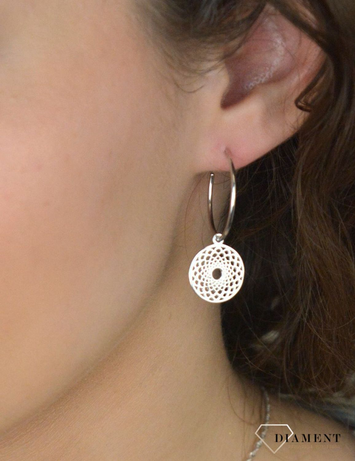 Kolczyki srebrne kółka z zawieszką ażurową pr 925, 0717029601 Srebrne kolczyki zostały wykonane z najwyższej jakości srebra próby 925. Kolczyki koła klasyczne o gładkiej 2.jpg