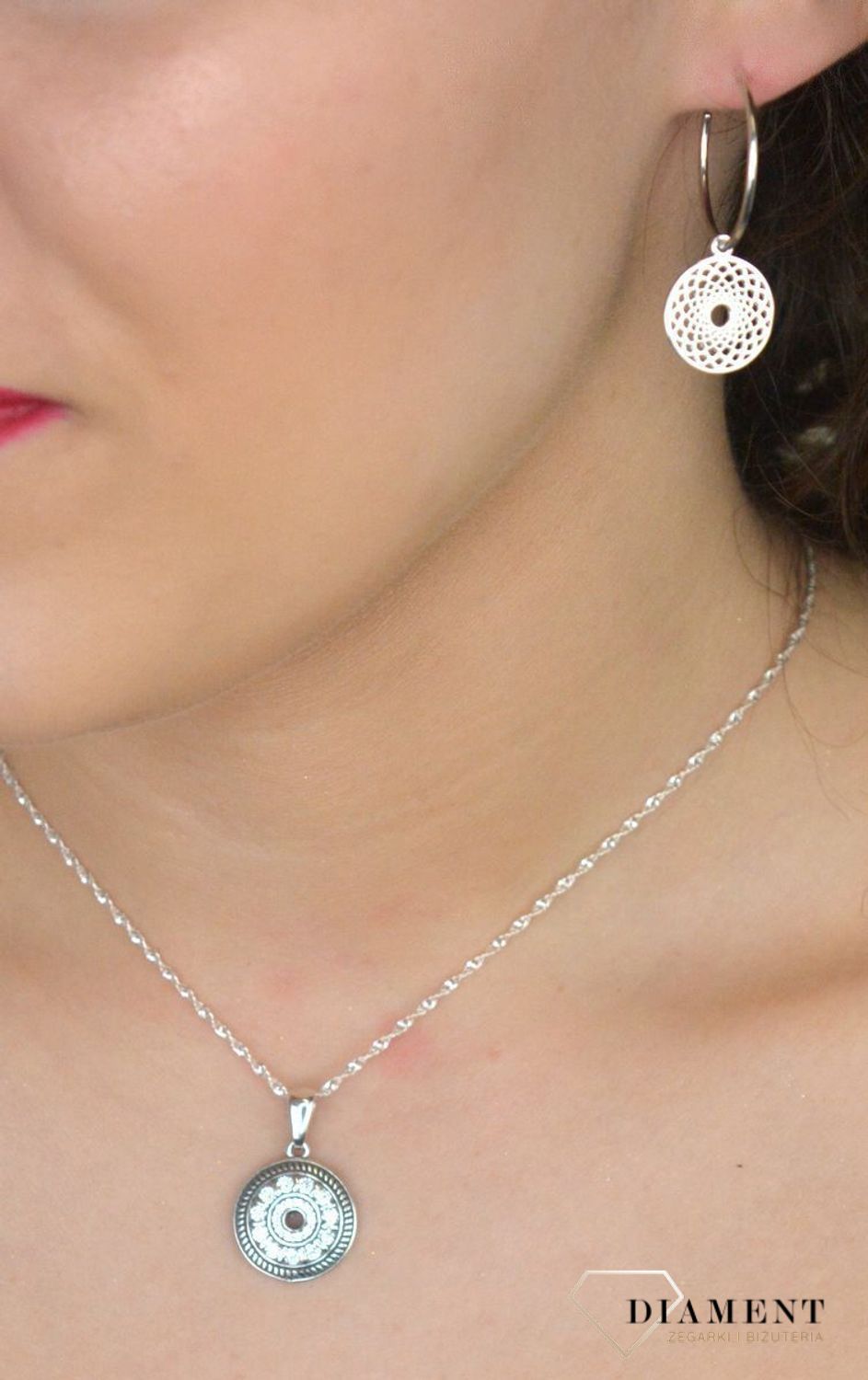 Kolczyki srebrne kółka z zawieszką ażurową pr 925, 0717029601 Srebrne kolczyki zostały wykonane z najwyższej jakości srebra próby 925. Kolczyki koła klasyczne o gładkiej 2.jpg