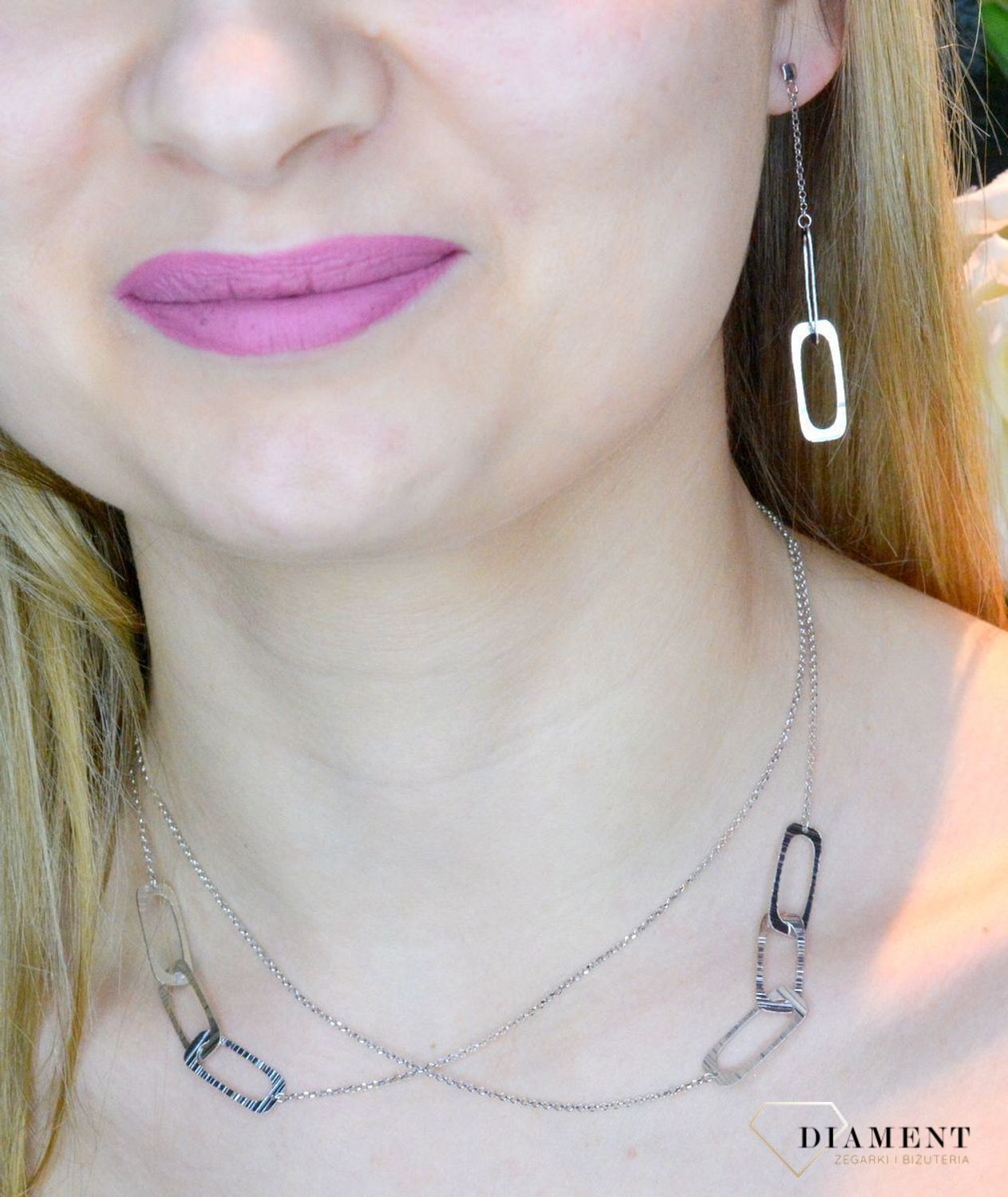 Srebrne kolczyki wiszące z podłużnymi ogniwkami 0717049000. Cudowne, błyszczące idealnie wykończone kolczyki. Kolczyki z zapięciem na sztyft. Bardzo wygodne i klasyczne zapięcie. Kolczyki można połączyć z pozostała biżute (2).jpg