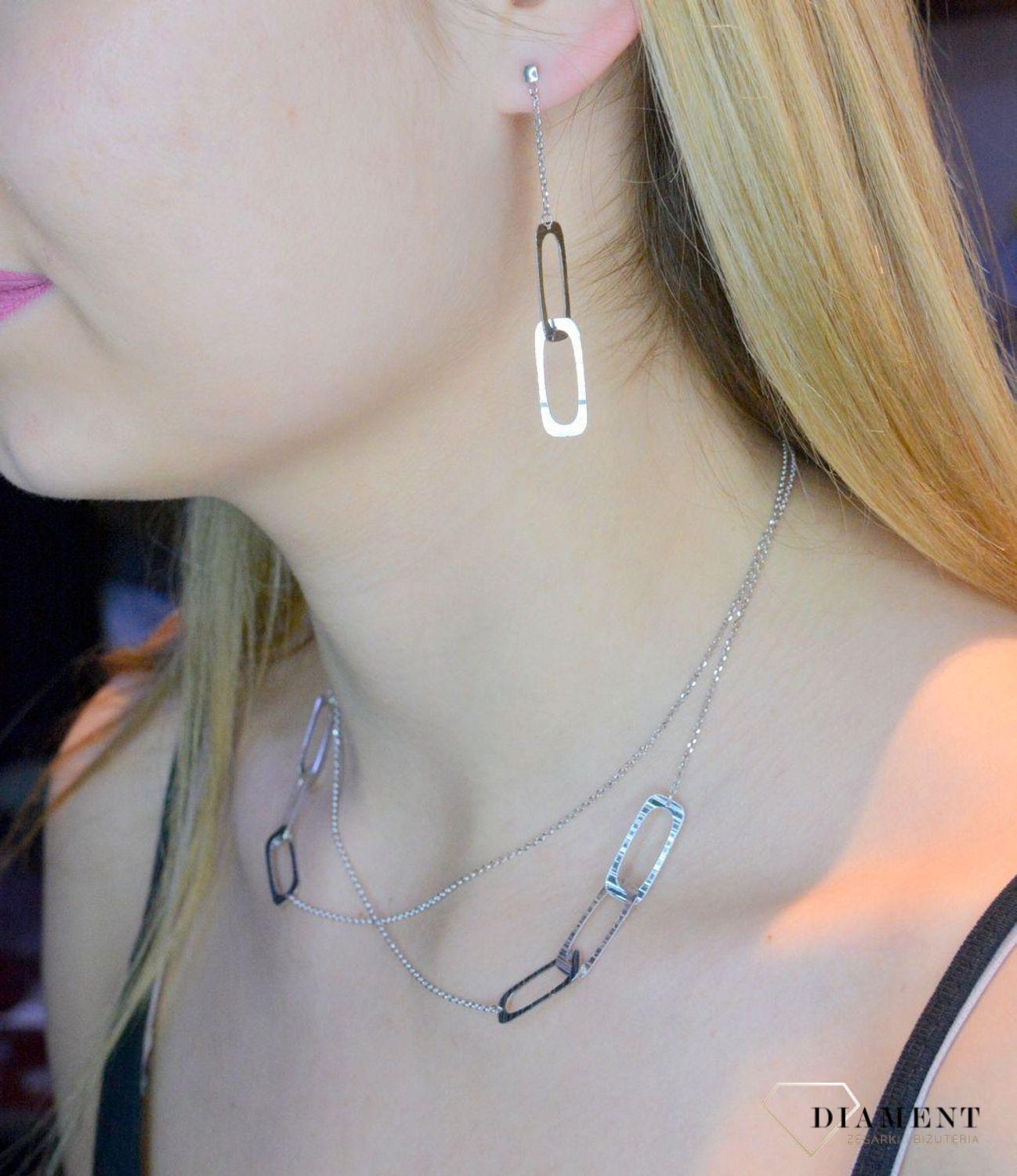 Srebrne kolczyki wiszące z podłużnymi ogniwkami 0717049000. Cudowne, błyszczące idealnie wykończone kolczyki. Kolczyki z zapięciem na sztyft. Bardzo wygodne i klasyczne zapięcie. Kolczyki można połączyć z pozostała biżute (2).jpg