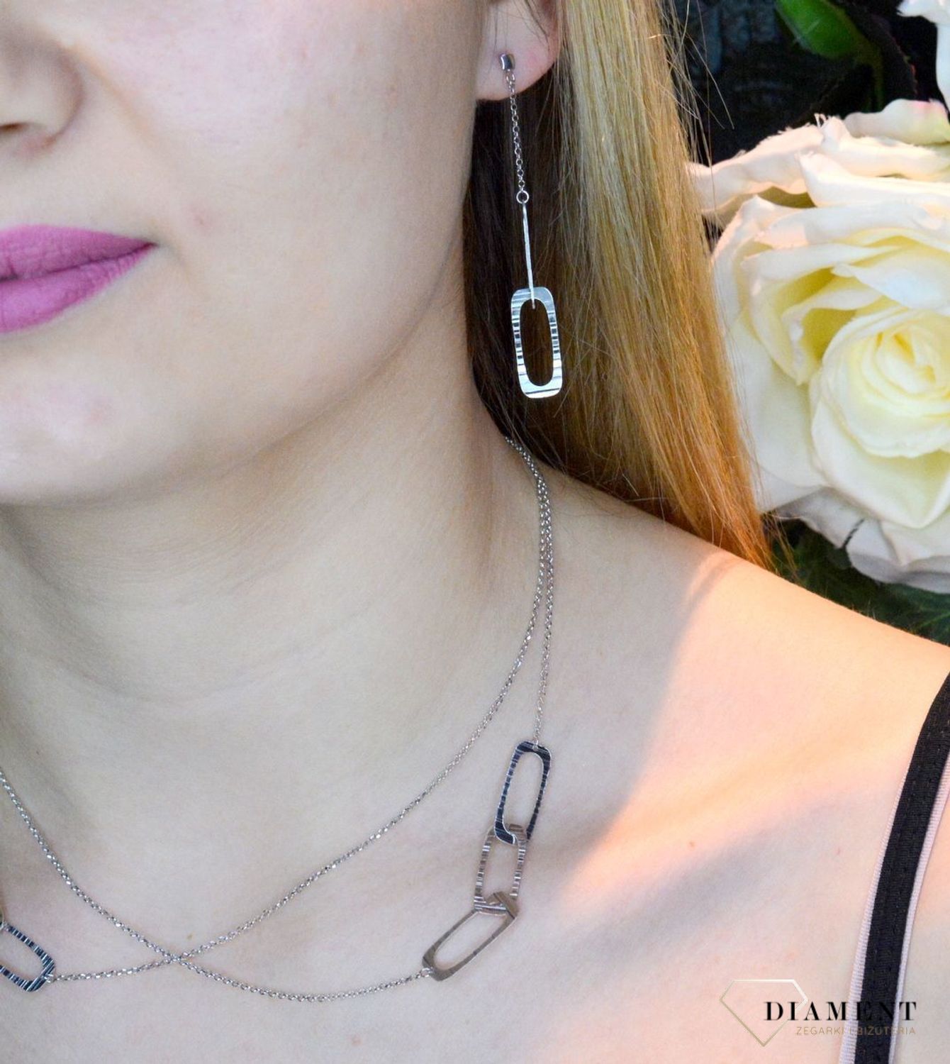 Srebrne kolczyki wiszące z podłużnymi ogniwkami 0717049000. Cudowne, błyszczące idealnie wykończone kolczyki. Kolczyki z zapięciem na sztyft. Bardzo wygodne i klasyczne zapięcie. Kolczyki można połączyć z pozostała biżute (2).jpg