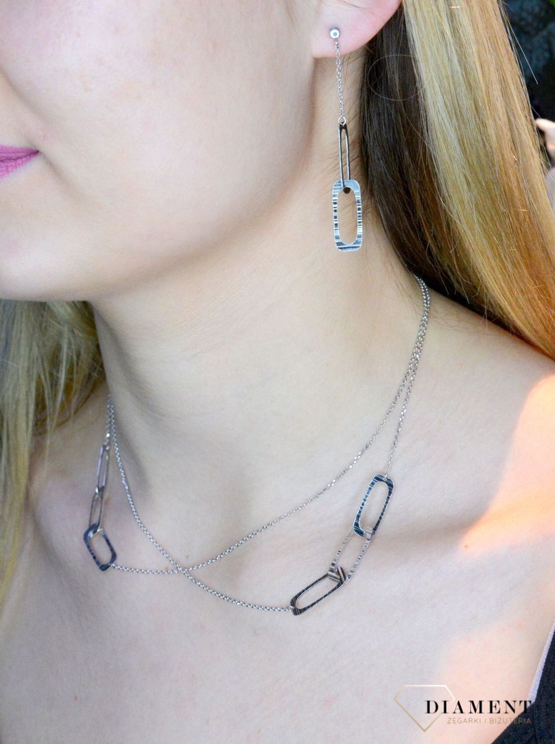 Srebrne kolczyki wiszące z podłużnymi ogniwkami 0717049000. Cudowne, błyszczące idealnie wykończone kolczyki. Kolczyki z zapięciem na sztyft. Bardzo wygodne i klasyczne zapięcie. Kolczyki można połączyć z pozostała biżute (2).jpg