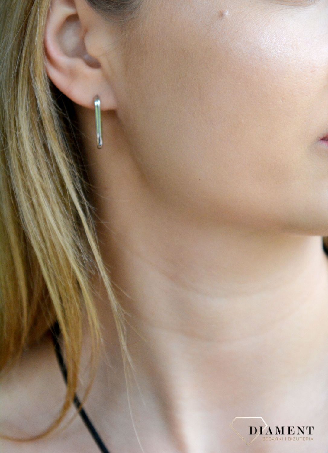 Srebrne kolczyki damskie 925 proste haczyki 0717057900. Srebrne kolczyki damskie. Kolczyki srebrne klasyczne. Kolczyki proste na sztyft. Kolczyki damskie podłużne wkrętki. Kolczyki srebrne damskie na prezent..jpg