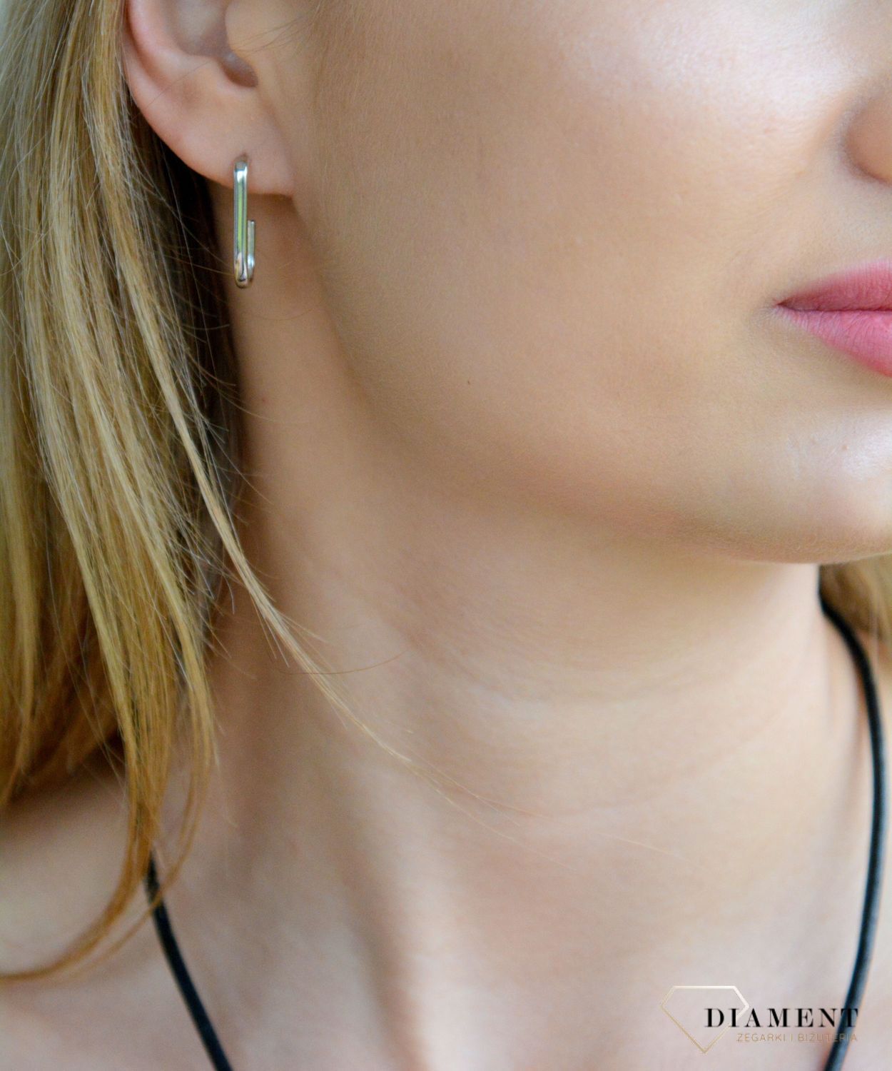 Srebrne kolczyki damskie 925 proste haczyki 0717057900. Srebrne kolczyki damskie. Kolczyki srebrne klasyczne. Kolczyki proste na sztyft. Kolczyki damskie podłużne wkrętki. Kolczyki srebrne damskie na prezent..jpg