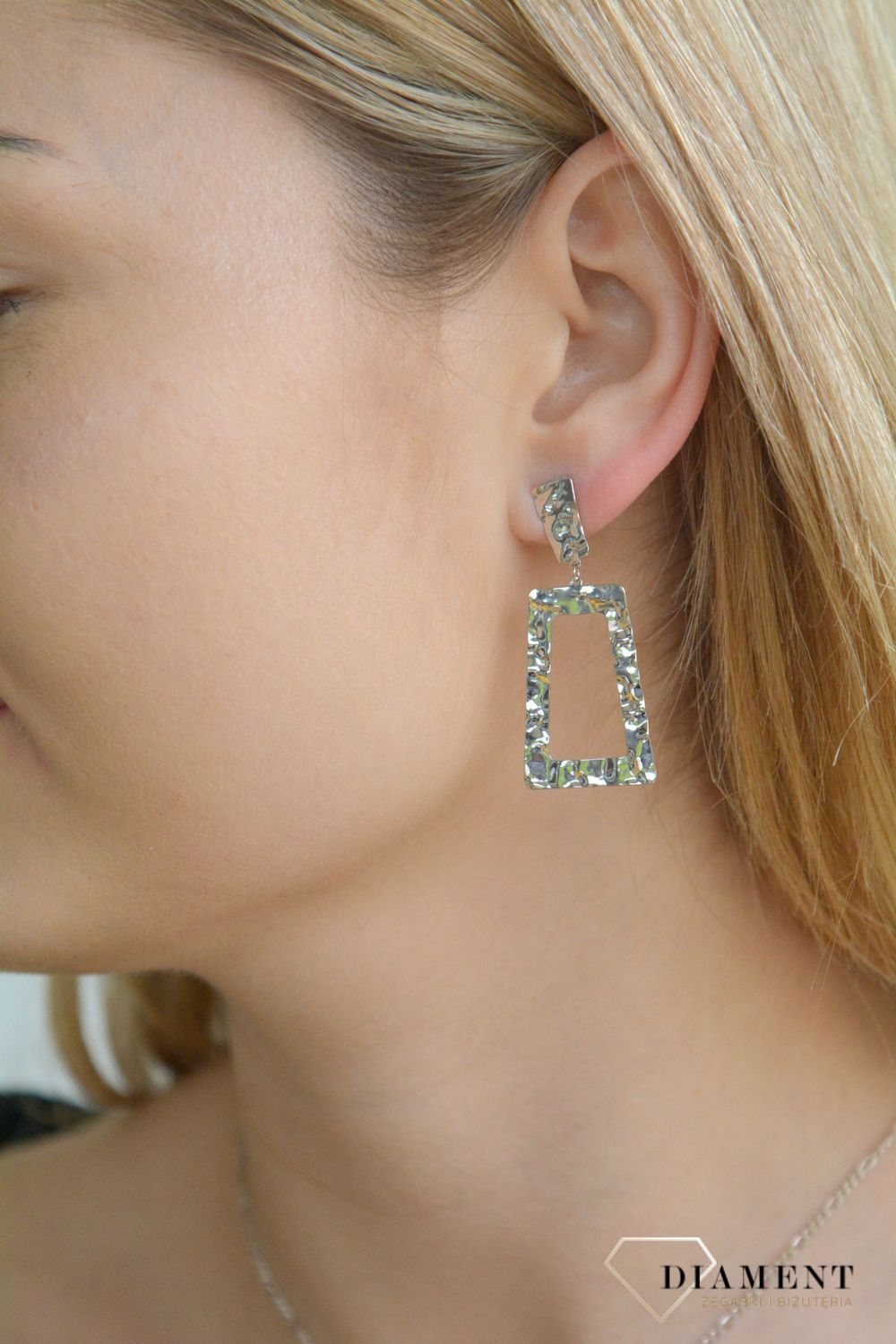 Srebrne kolczyki damskie 925 gniecione prostokąty 0717060800. Srebrne kolczyki damskie. Kolczyki srebrne klasyczne. Kolczyki proste na sztyft. Kolczyki damskie z gniecioną powierzchnią. Kolczyki srebrne damskie na prezent..jpg