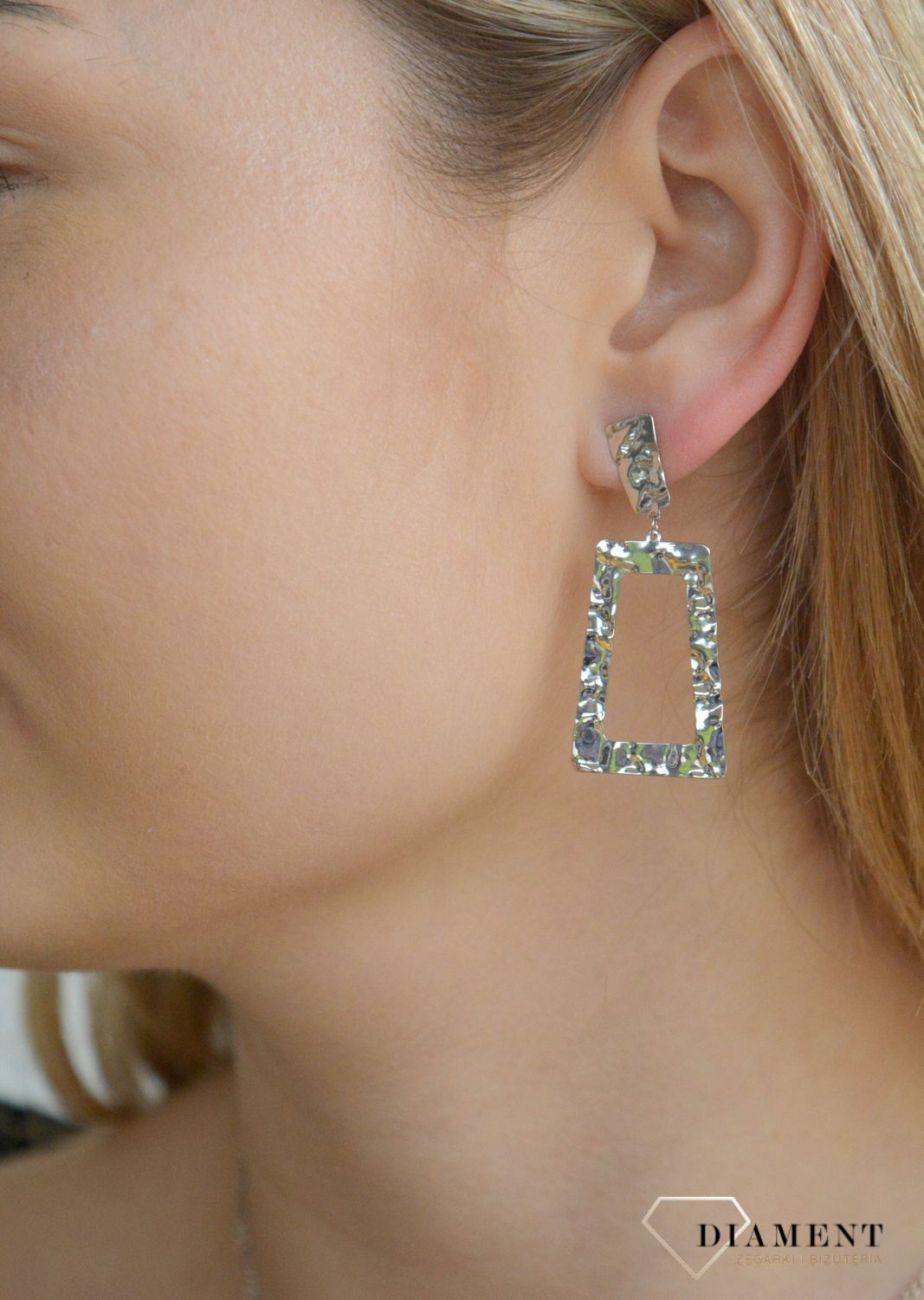 Srebrne kolczyki damskie 925 gniecione prostokąty 0717060800. Srebrne kolczyki damskie. Kolczyki srebrne klasyczne. Kolczyki proste na sztyft. Kolczyki damskie z gniecioną powierzchnią. Kolczyki srebrne damskie na prezent..jpg