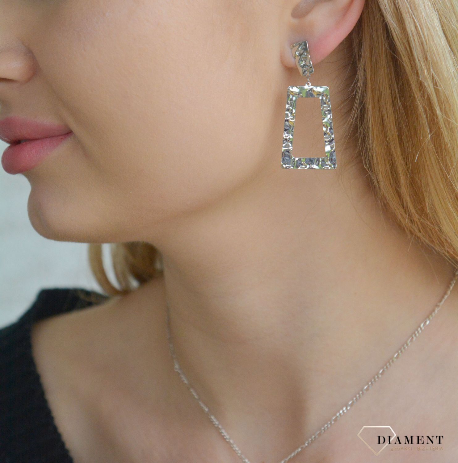 Srebrne kolczyki damskie 925 gniecione prostokąty 0717060800. Srebrne kolczyki damskie. Kolczyki srebrne klasyczne. Kolczyki proste na sztyft. Kolczyki damskie z gniecioną powierzchnią. Kolczyki srebrne damskie na prezent..jpg
