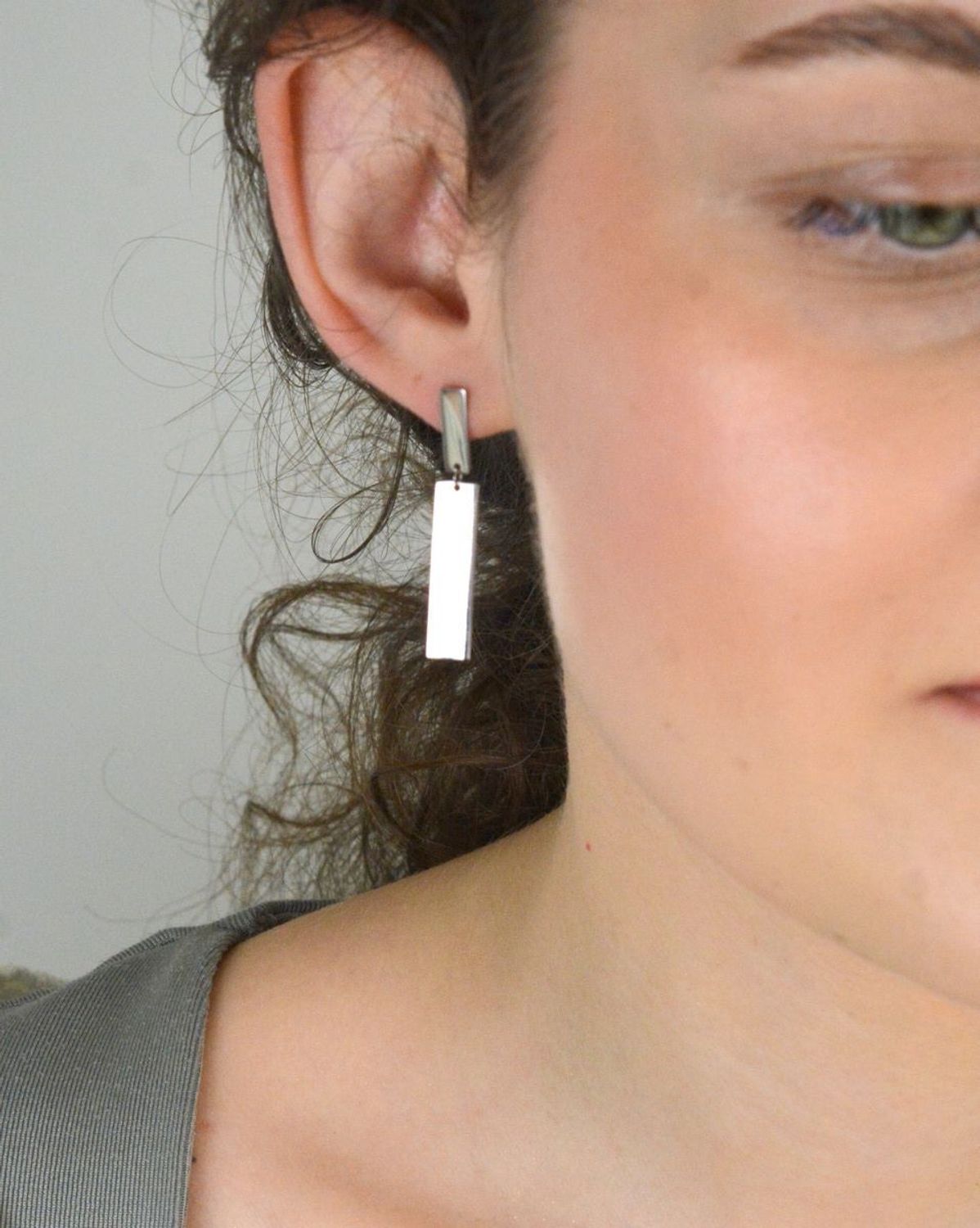 Kolczyki srebrne blaszki pr 925, 0717061500 Srebrne kolczyki wiszące blaszki zostały wykonane z najwyższej jakości srebra próby 925. Idealny prezent dla każdej kobiety.1.jpg