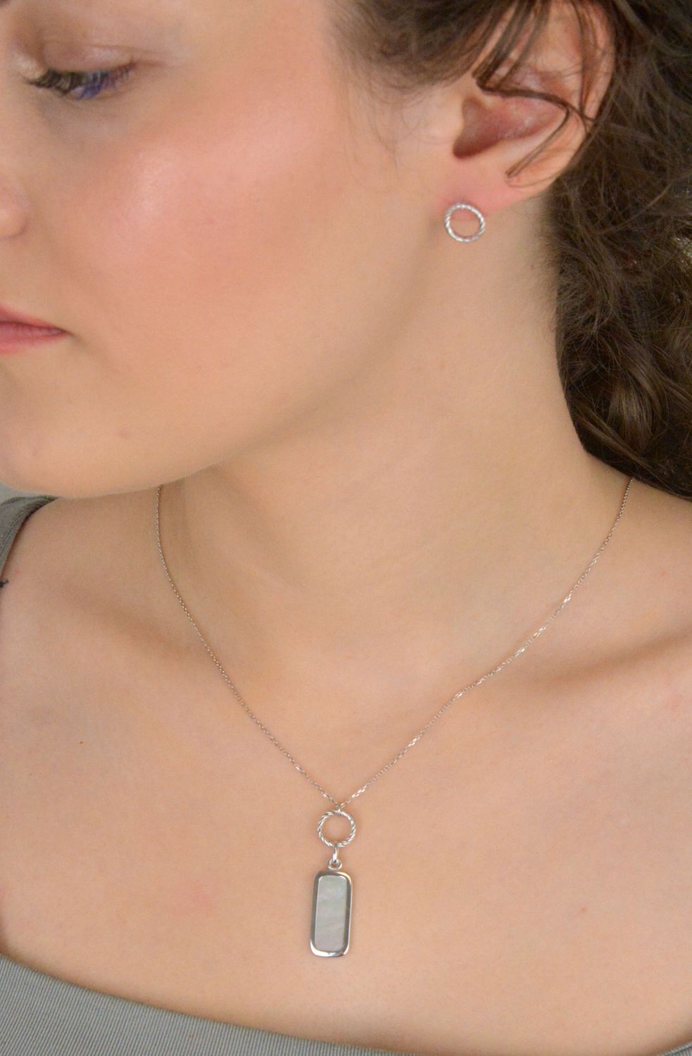 Kolczyki damskie srebrne kółeczka otwarte plecione próba 925, 0717075200 Stylowe kolczyki srebrne w formie otwartych kółeczek o plecionej strukturze to ponadczasowy dodatek, który świetnie 1.jpg