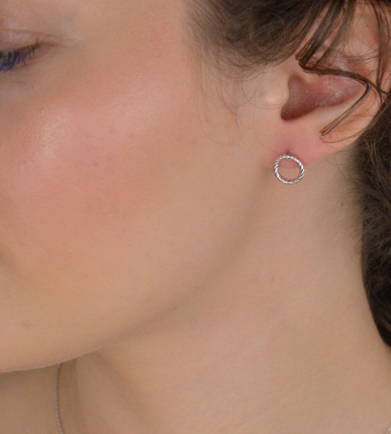 Kolczyki damskie srebrne kółeczka otwarte plecione próba 925, 0717075200 Stylowe kolczyki srebrne w formie otwartych kółeczek o plecionej strukturze to ponadczasowy dodatek, który świetnie 1.jpg