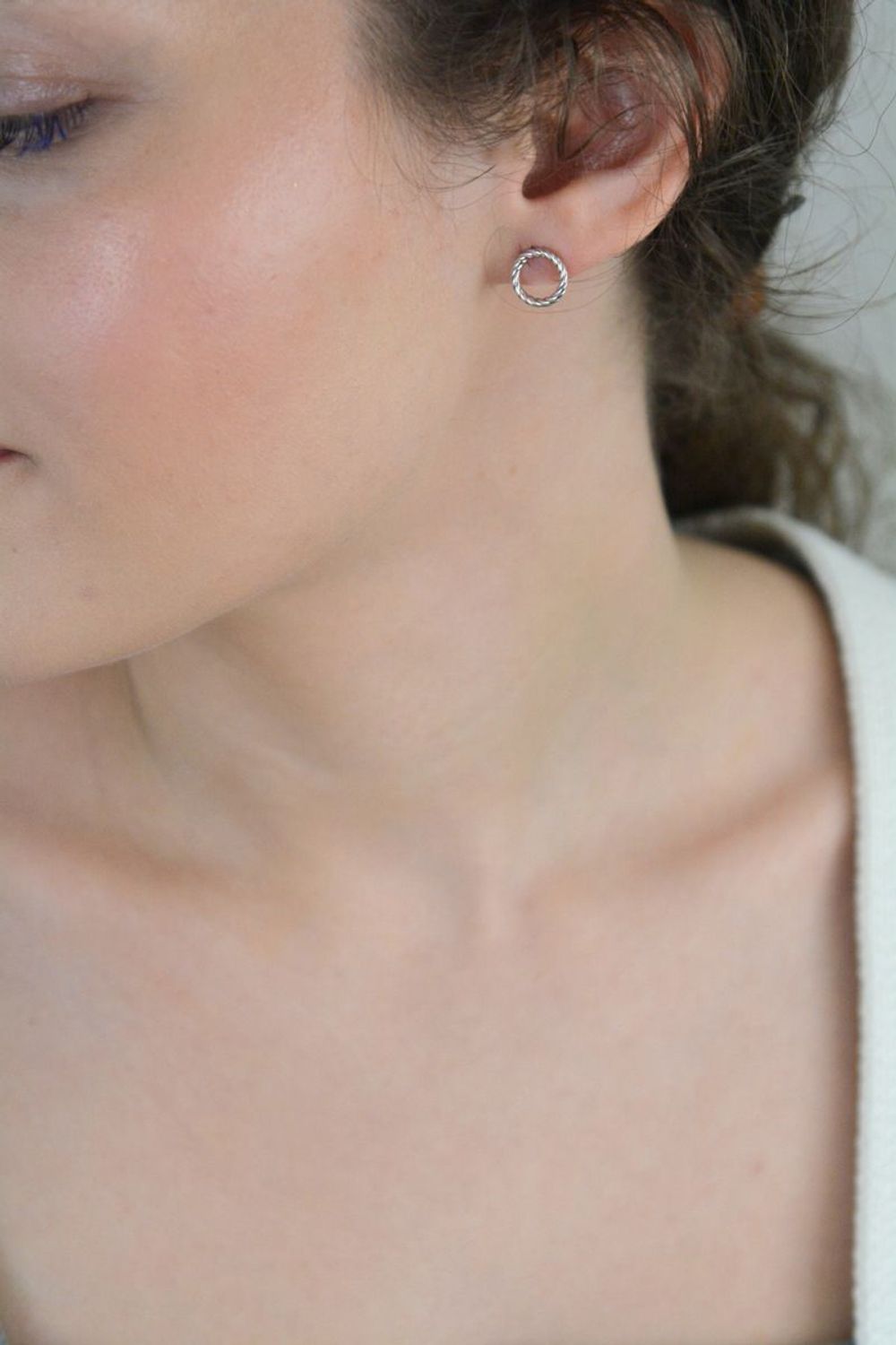 Kolczyki damskie srebrne kółeczka otwarte plecione próba 925, 0717075200 Stylowe kolczyki srebrne w formie otwartych kółeczek o plecionej strukturze to ponadczasowy dodatek, który świetnie 1.jpg