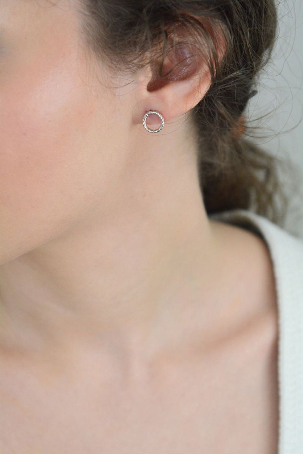 Kolczyki damskie srebrne kółeczka otwarte plecione próba 925, 0717075200 Stylowe kolczyki srebrne w formie otwartych kółeczek o plecionej strukturze to ponadczasowy dodatek, który świetnie 1.jpg