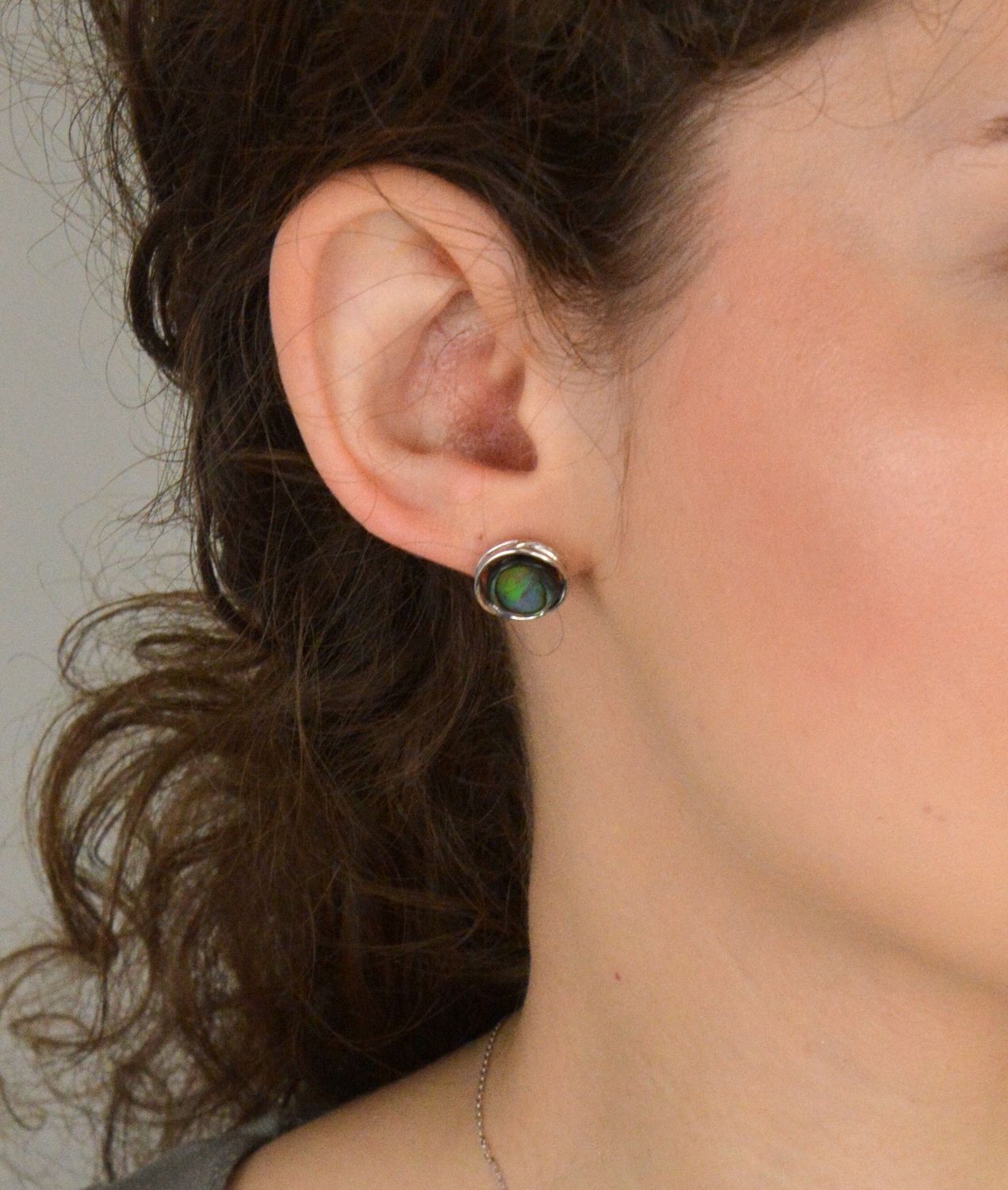 Kolczyki srebrne zdobione muszlą próba 925, 0717159600 Te kolczyki srebrne z muszlą to wyjątkowy wybór dla miłośniczek naturalnej elegancji i subtelności. Wykonane z srebra próby 925, stanowią 1.jpg