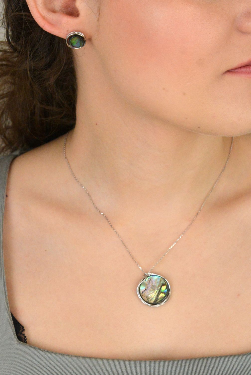 Kolczyki srebrne zdobione muszlą próba 925, 0717159600 Te kolczyki srebrne z muszlą to wyjątkowy wybór dla miłośniczek naturalnej elegancji i subtelności. Wykonane z srebra próby 925, stanowią 1.jpg