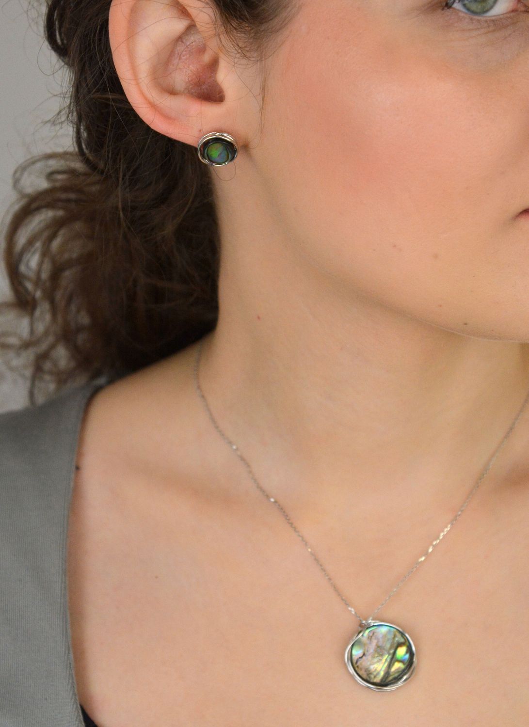 Kolczyki srebrne zdobione muszlą próba 925, 0717159600 Te kolczyki srebrne z muszlą to wyjątkowy wybór dla miłośniczek naturalnej elegancji i subtelności. Wykonane z srebra próby 925, stanowią 1.jpg