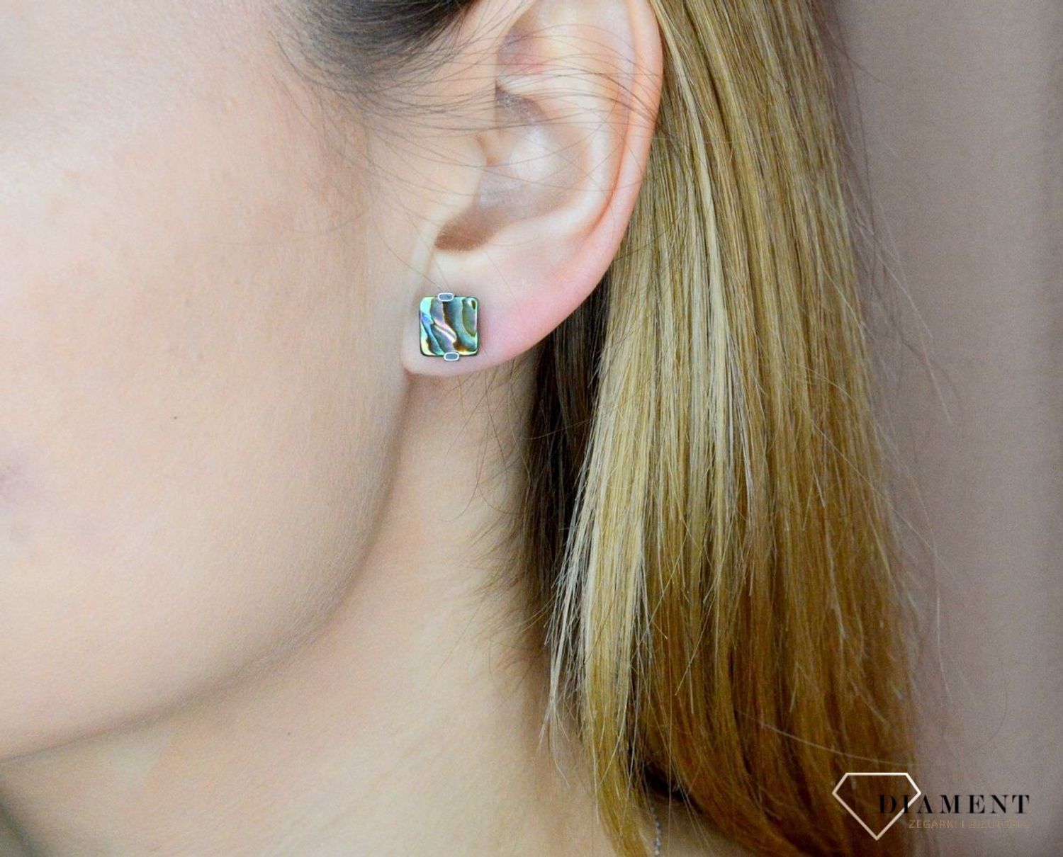 Srebrne kolczyki wkrętki z kwadratową muszlą naturalną 0717160400. Kolczyki o kwadratowym kształcie z muszlą naturalną to doskonała propozycja dla osób szukających modnych, minimalistycznych dodatków. Kolczyki z wygodnym zapięciem na.jpg