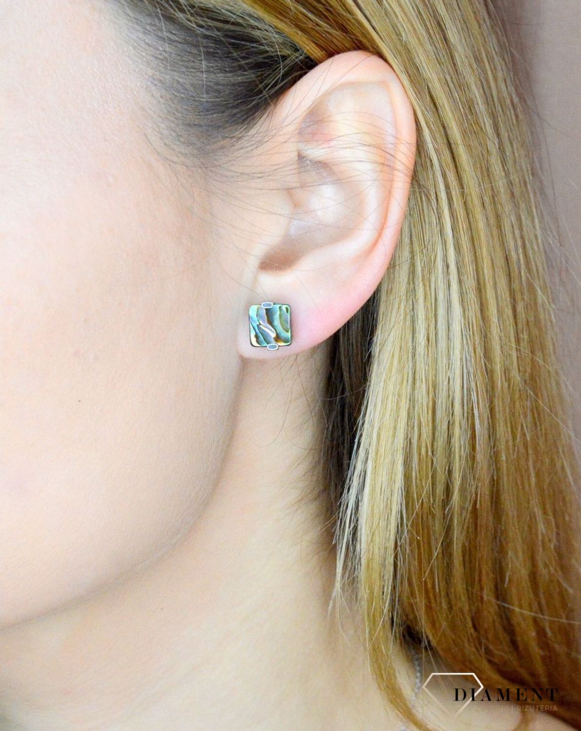 Srebrne kolczyki wkrętki z kwadratową muszlą naturalną 0717160400. Kolczyki o kwadratowym kształcie z muszlą naturalną to doskonała propozycja dla osób szukających modnych, minimalistycznych dodatków. Kolczyki z wygodnym zapięciem na.jpg