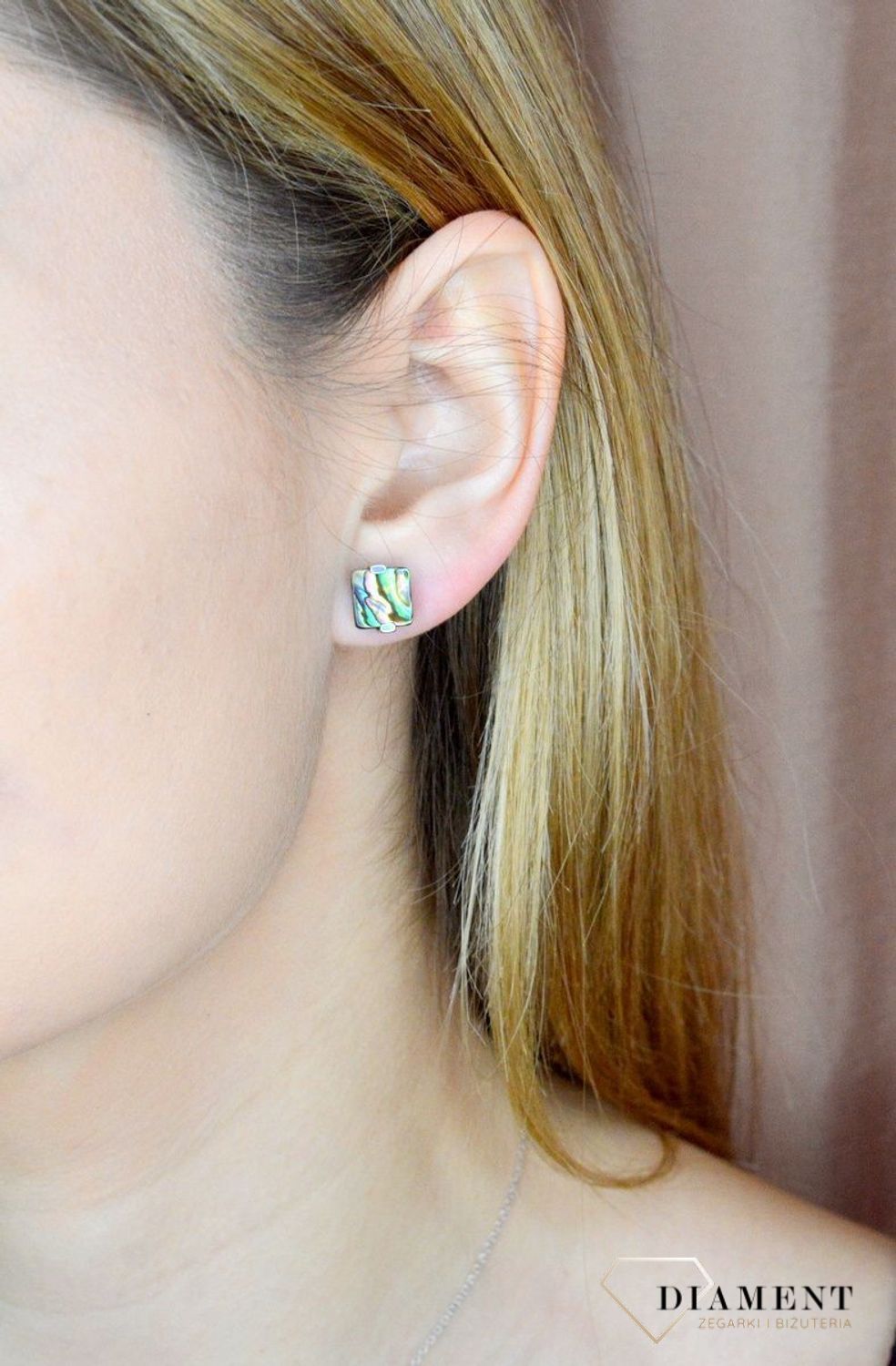 Srebrne kolczyki wkrętki z kwadratową muszlą naturalną 0717160400. Kolczyki o kwadratowym kształcie z muszlą naturalną to doskonała propozycja dla osób szukających modnych, minimalistycznych dodatków. Kolczyki z wygodnym zapięciem na.jpg