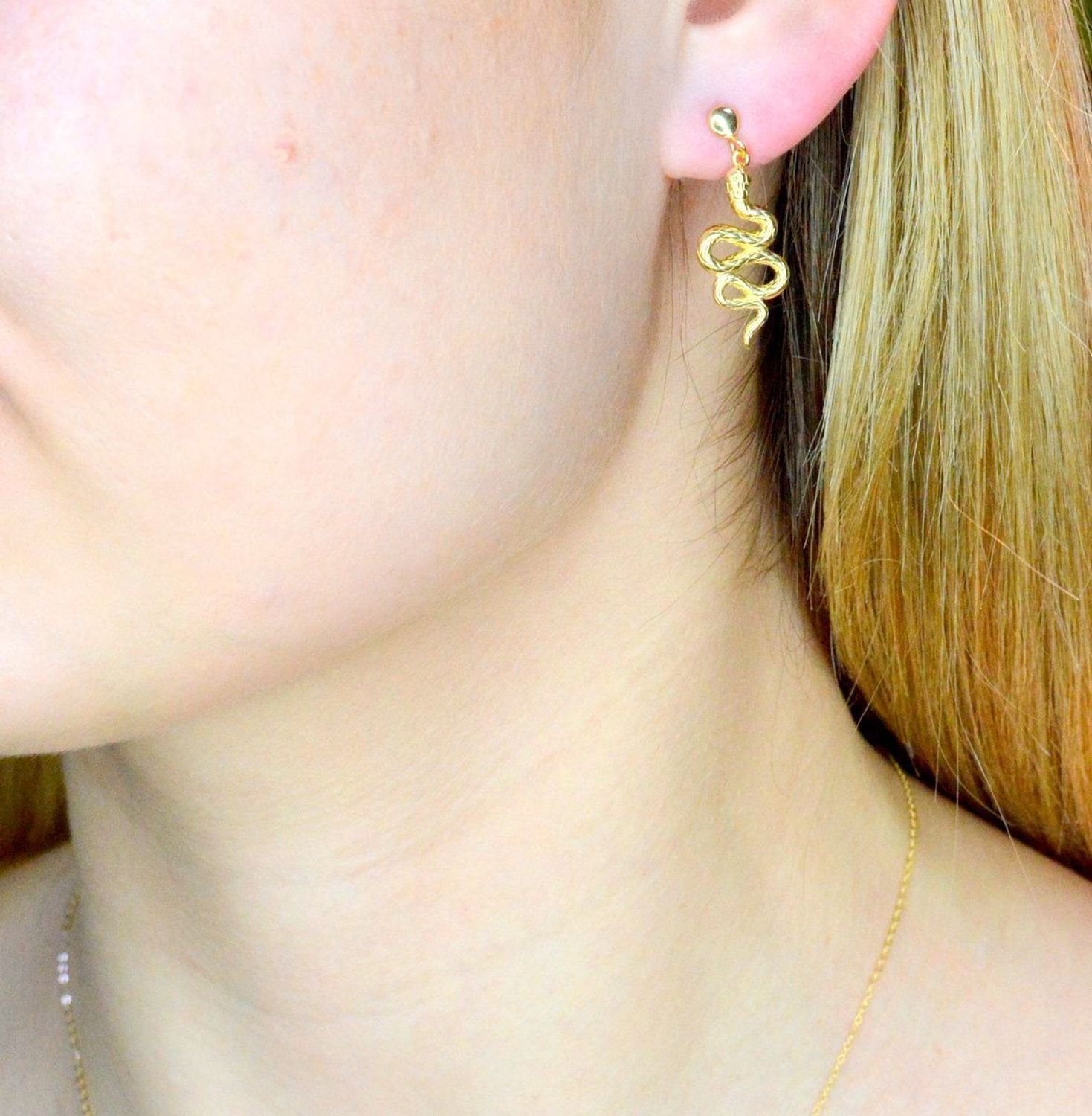 Srebrne kolczyki pozłacane wąż 0718048700. Cudowne, błyszczące idealnie wykończone kolczyki. Kolczyki z zapięciem na sztyft. Bardzo wygodne i klasyczne zapięcie. Kolczyki można połączyć z pozostała biżuterią i stworzyć modne (1).jpg