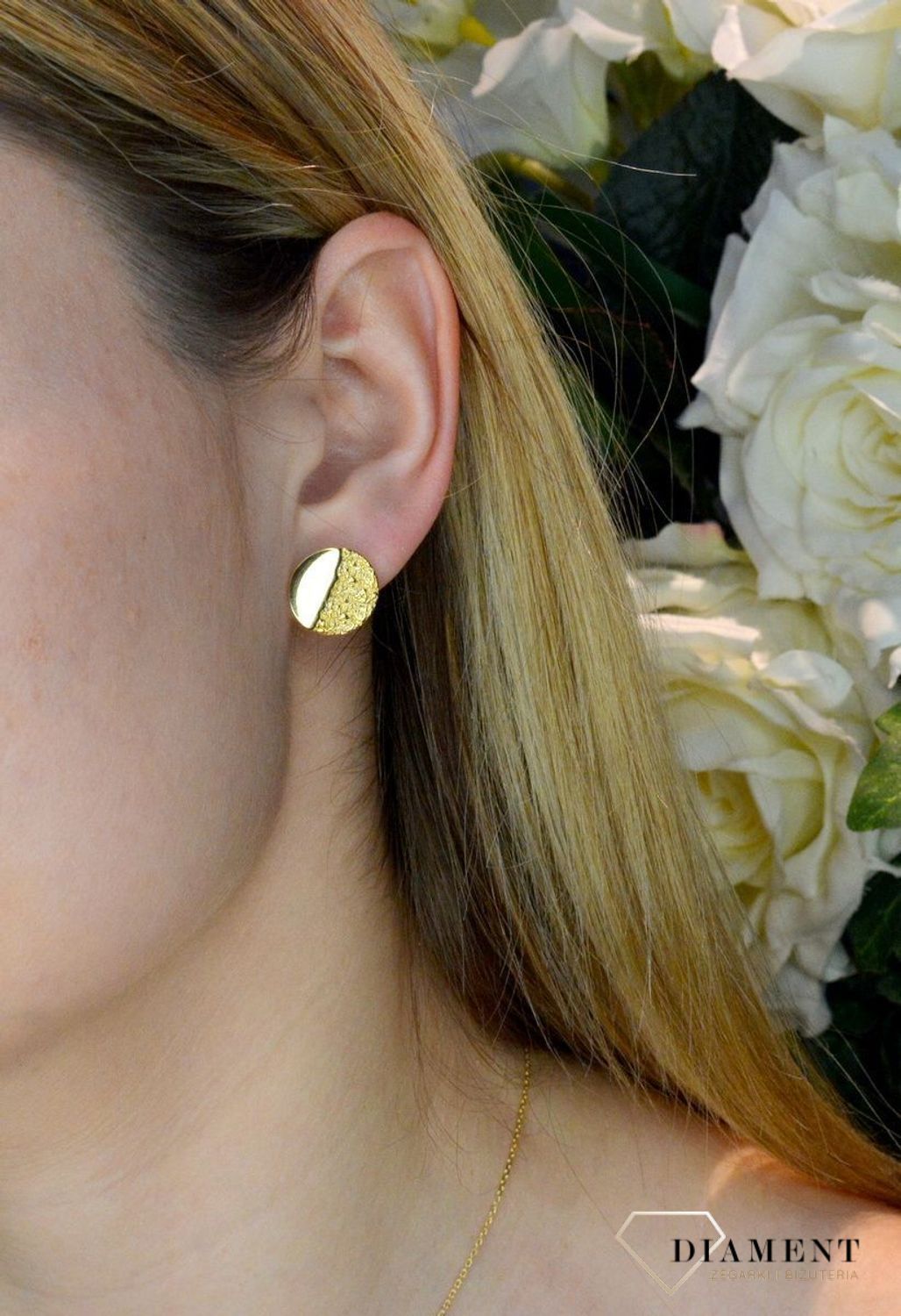 Srebrne kolczyki pozłacane z efektem pogniecionej blaszki 0718054000. Srebrne kolczyki pozłacane z efektem pogniecionej blaszki. Delikatne kolczyki wykonane z najwyższej jakości srebrna próby 925 w złotej kolorystyce. Kolczyki w minim (1).jpg